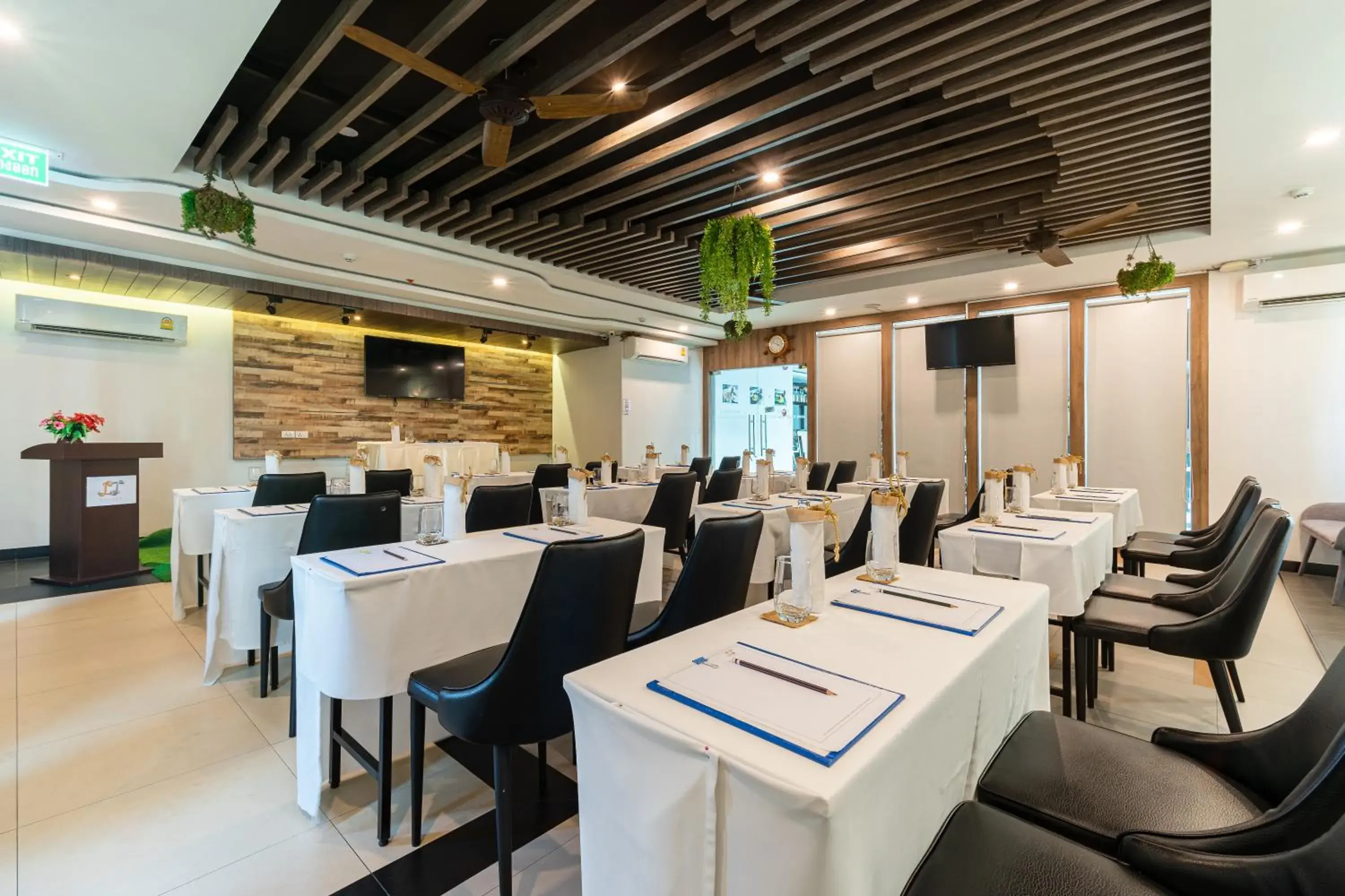 Meeting/conference room, Restaurant/Places to Eat in LawinTa Hotel Pattaya