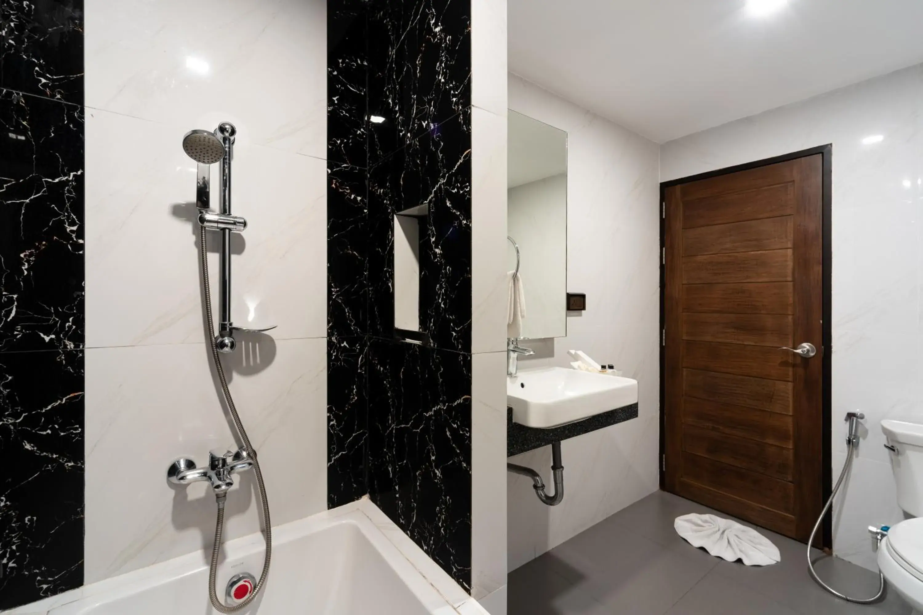 Shower, Bathroom in LawinTa Hotel Pattaya