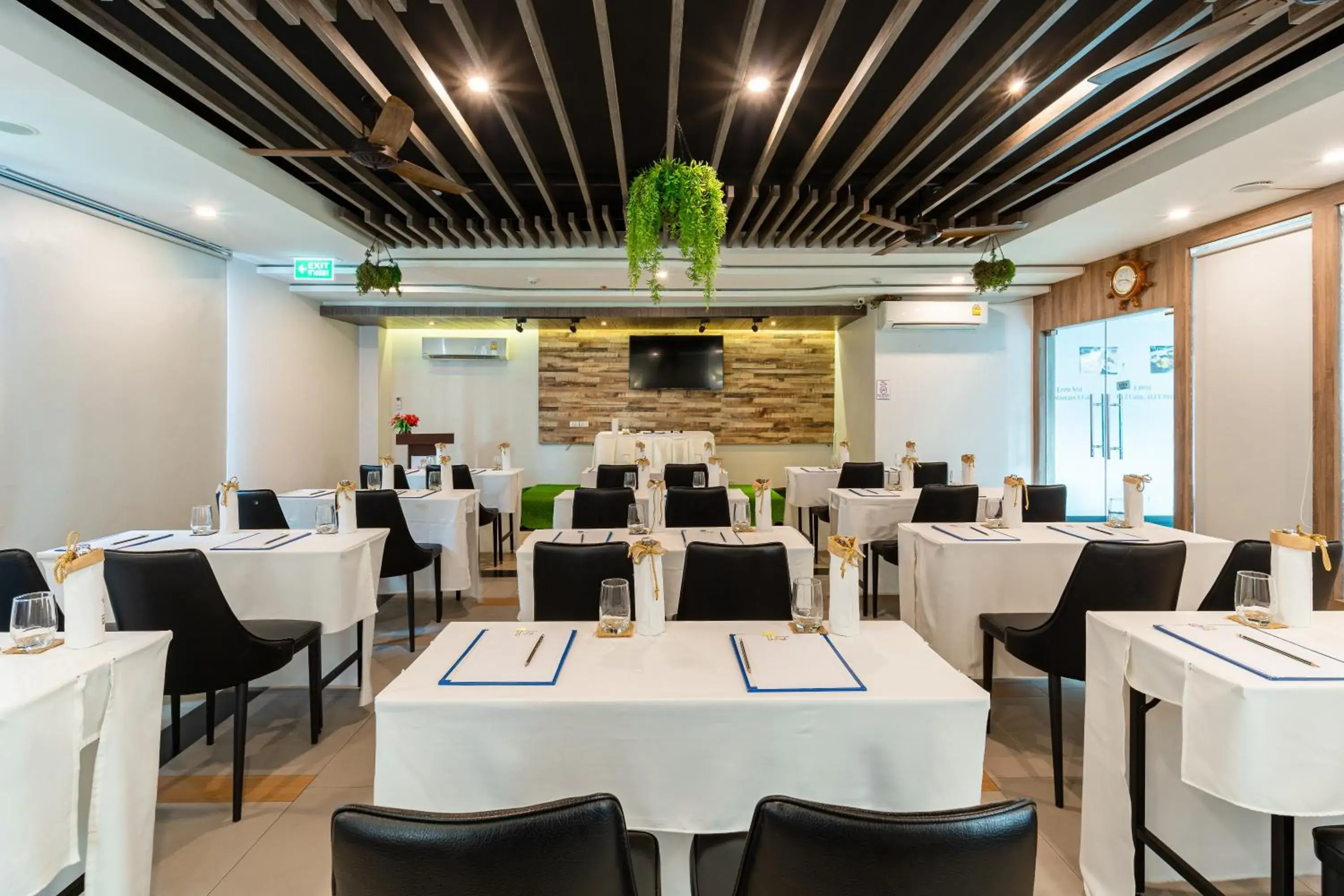 Meeting/conference room, Restaurant/Places to Eat in LawinTa Hotel Pattaya