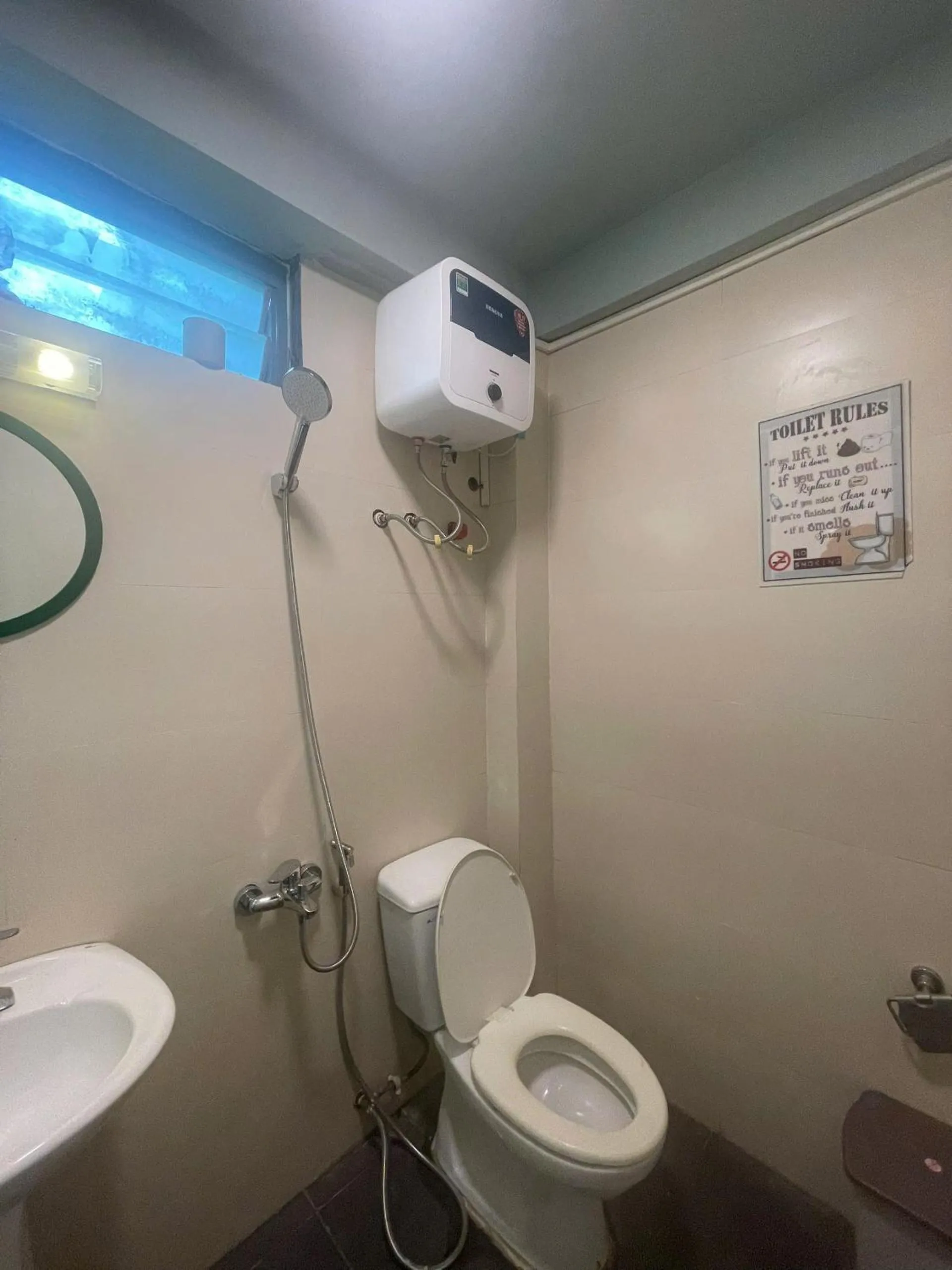 Toilet in Hanoi EcoStay 2 hostel