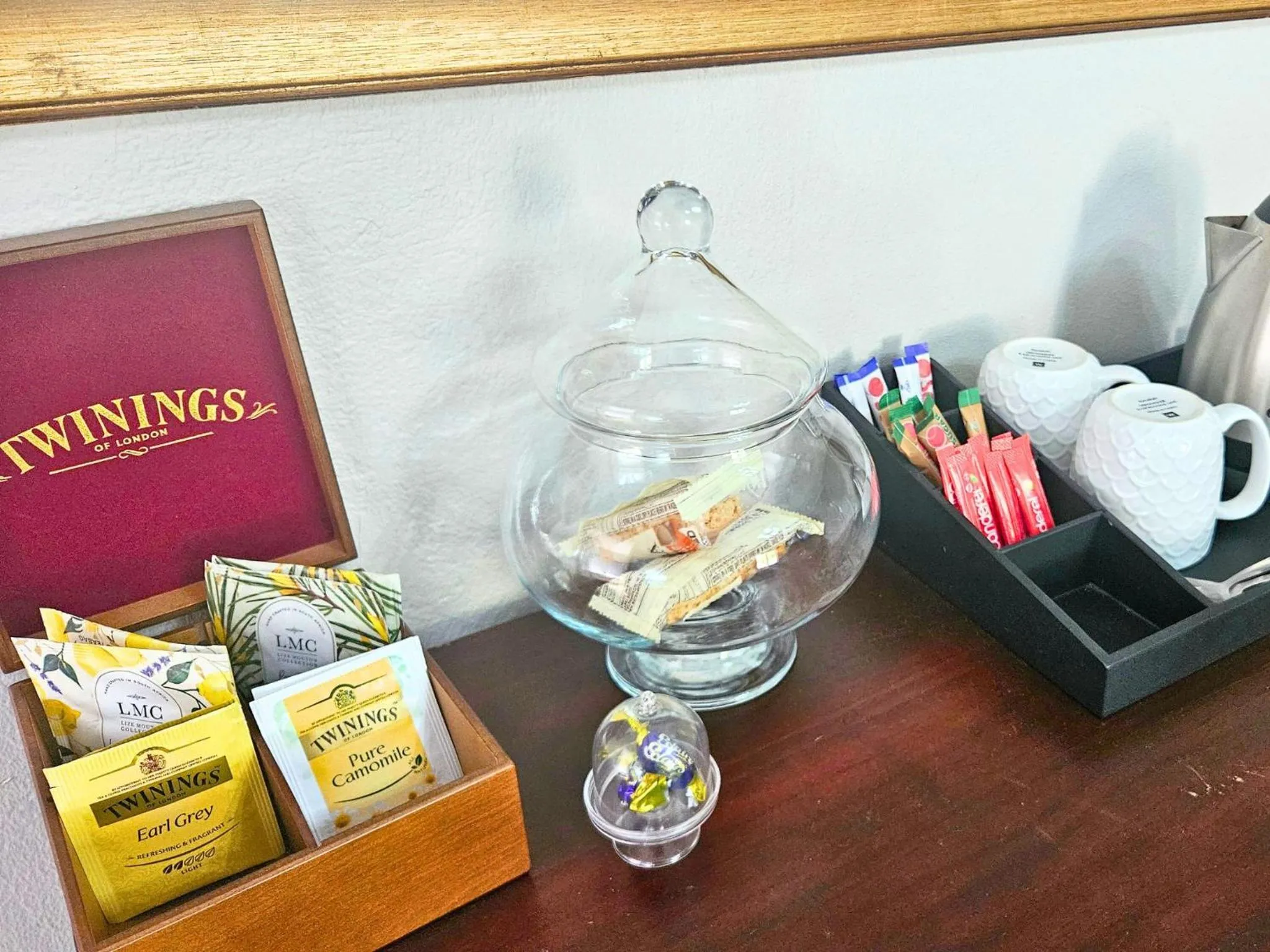 Coffee/tea facilities in The Browns' Luxury Suites & Cottage