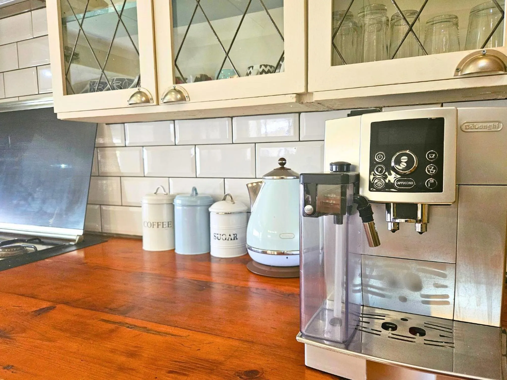 Coffee/tea facilities in The Browns' Luxury Suites & Cottage