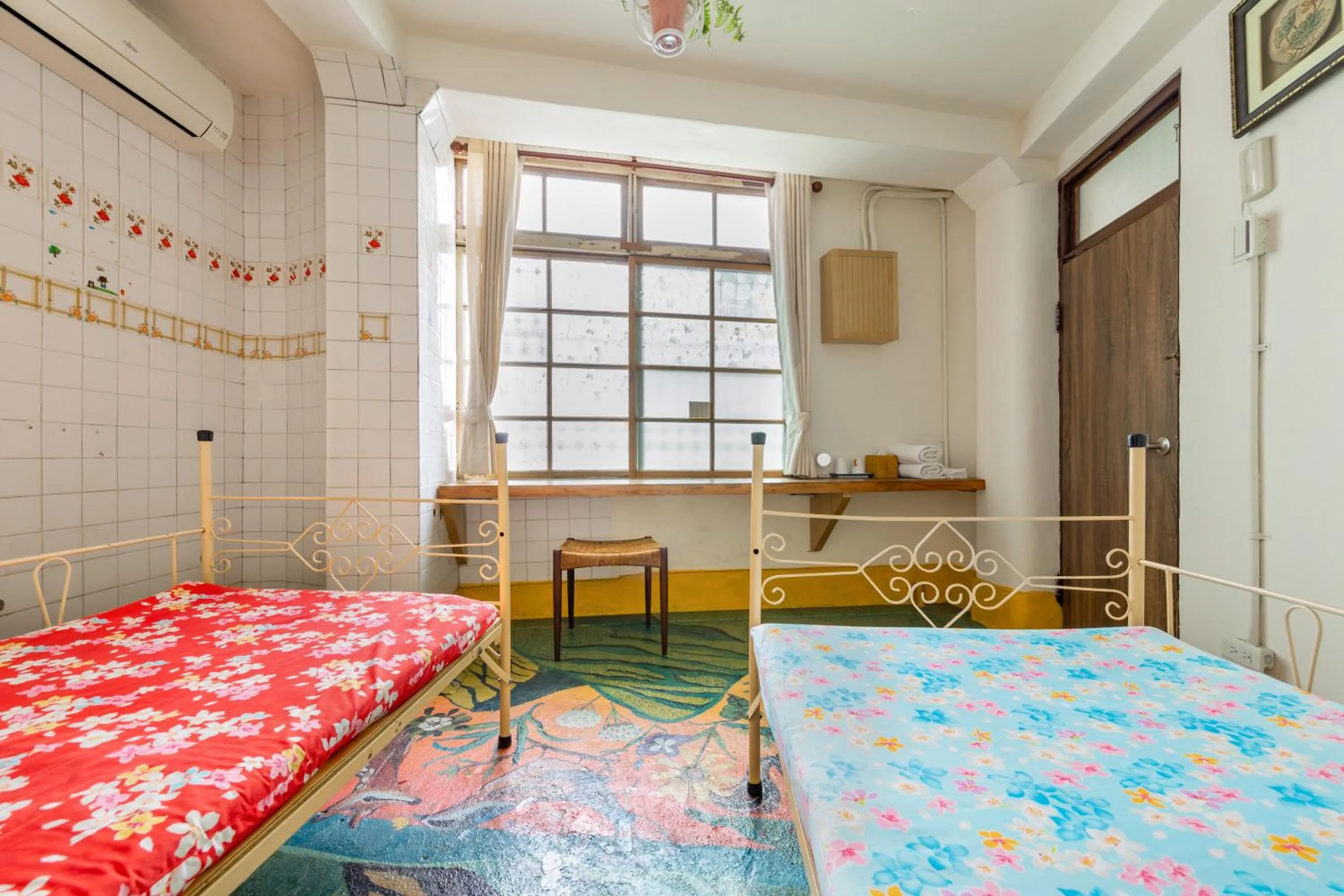 Twin Room with Shared Bathroom in Neat Hostel