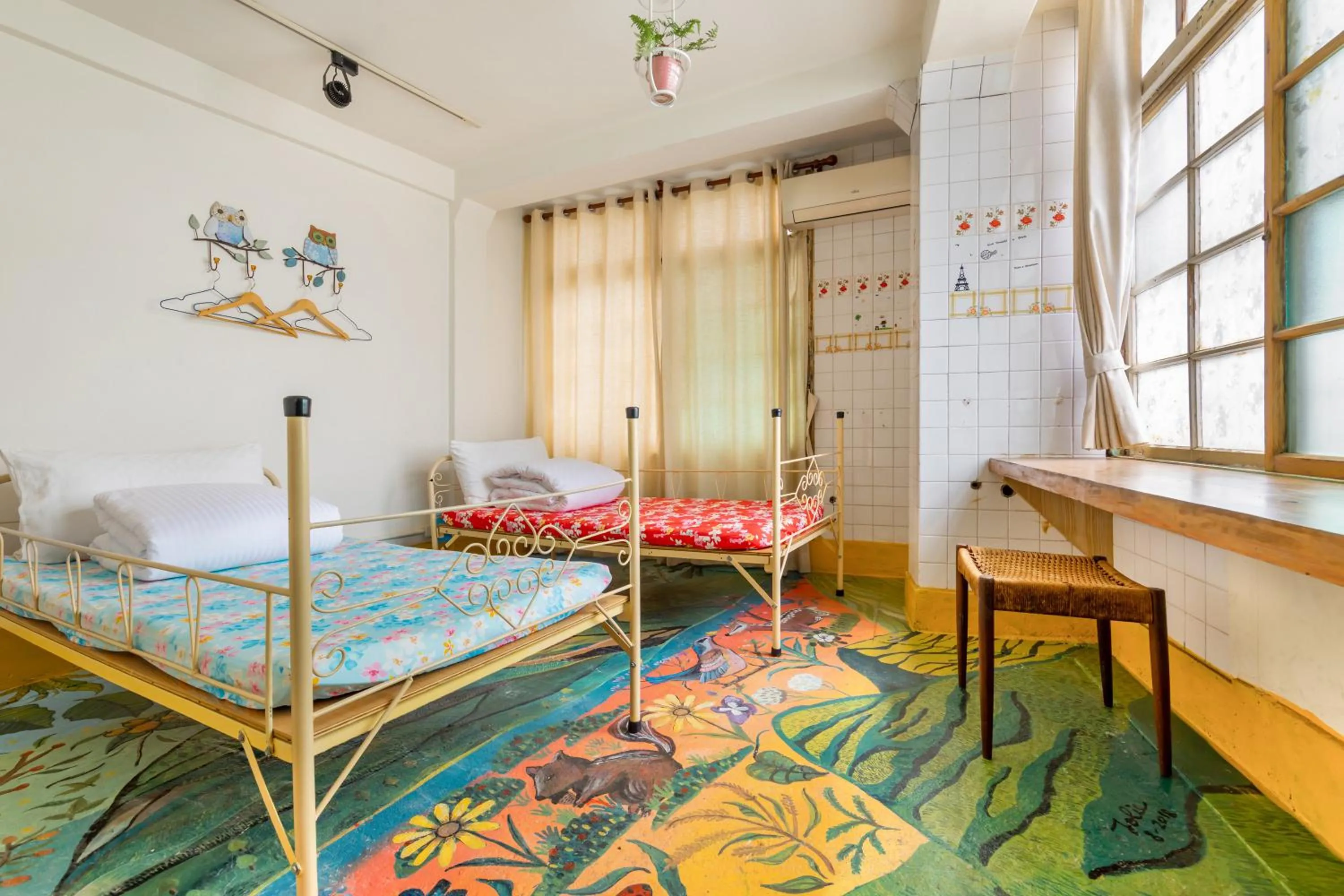 Twin Room with Shared Bathroom in Neat Hostel