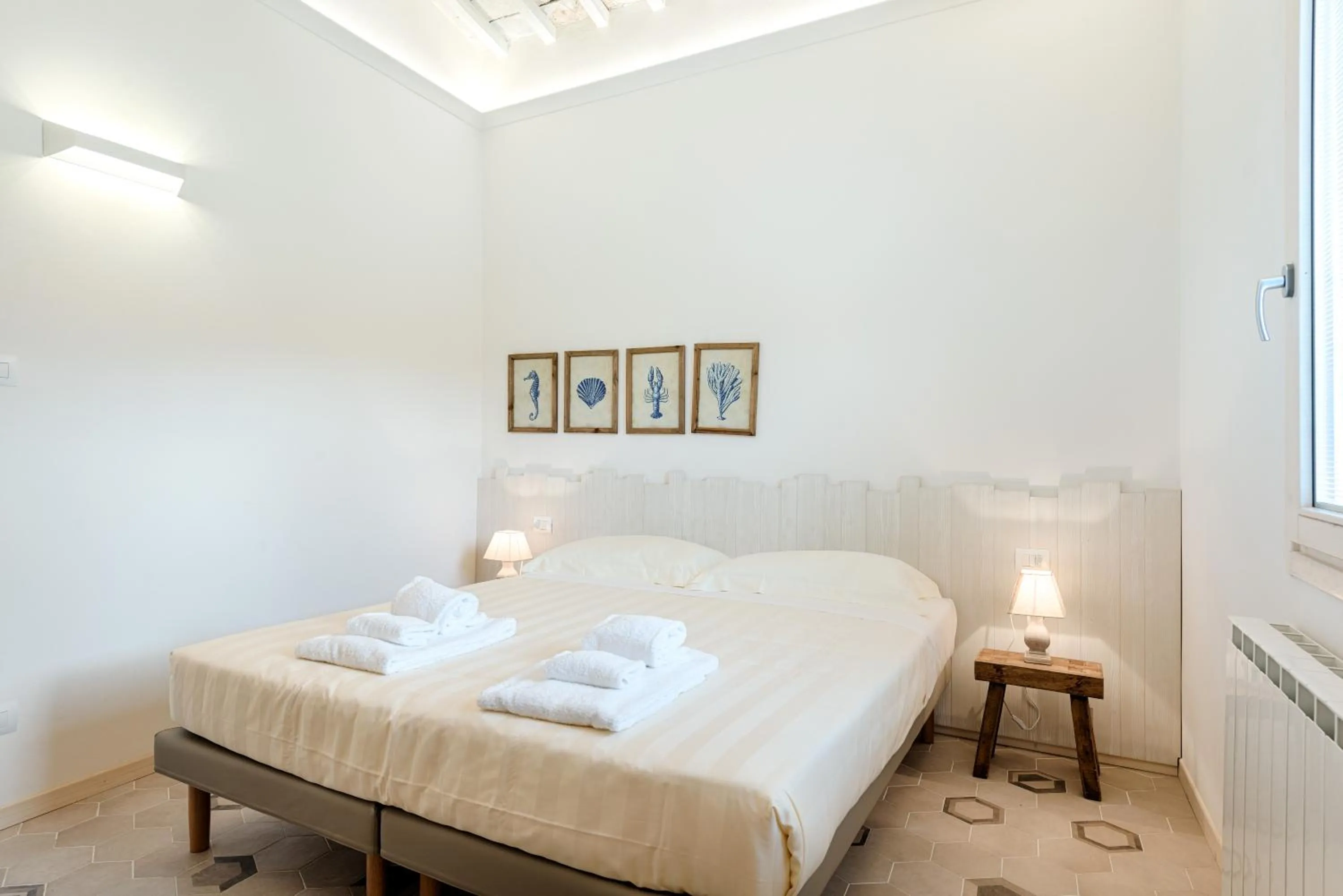 Bed in Giglio Oro by Mmega