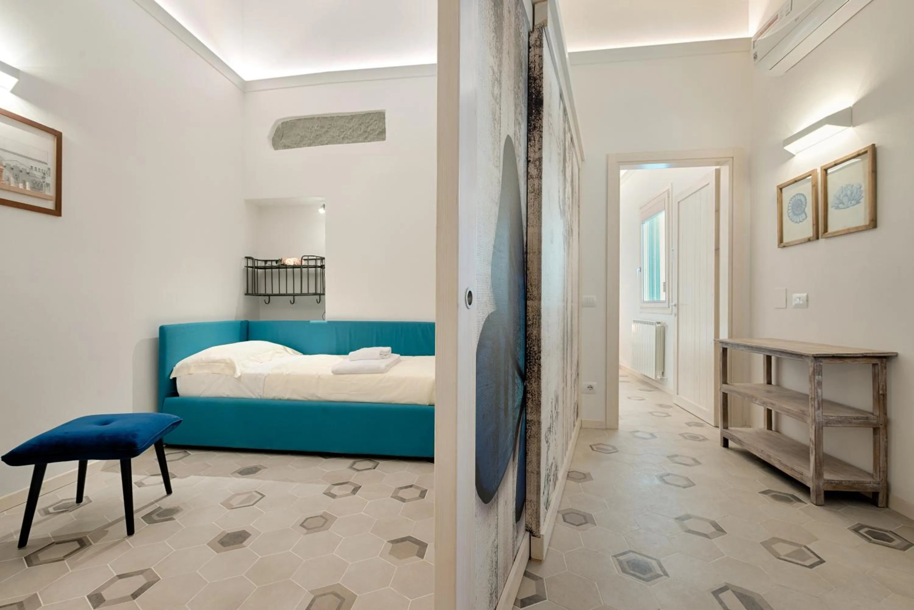 Bed in Giglio Oro by Mmega