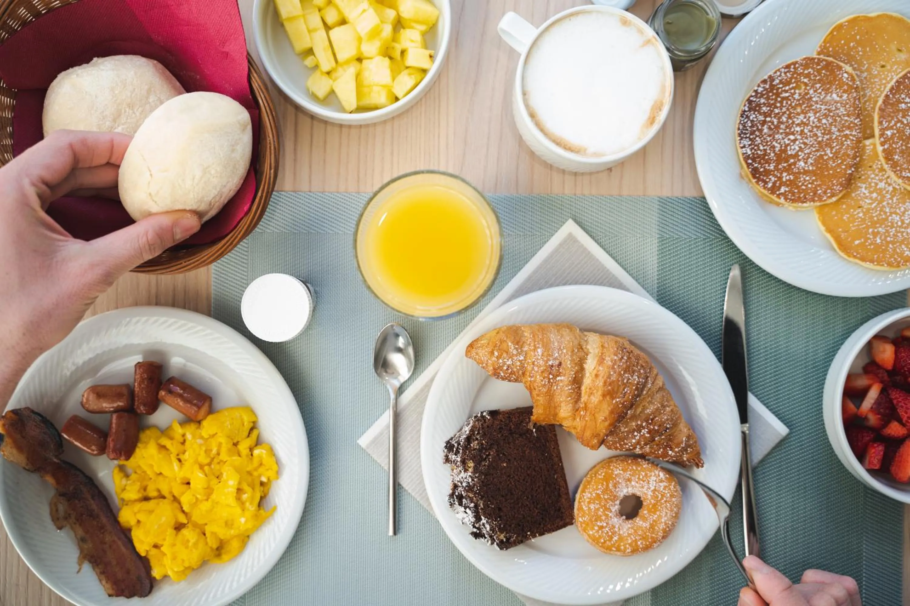 Restaurant/places to eat in Unique Hotel