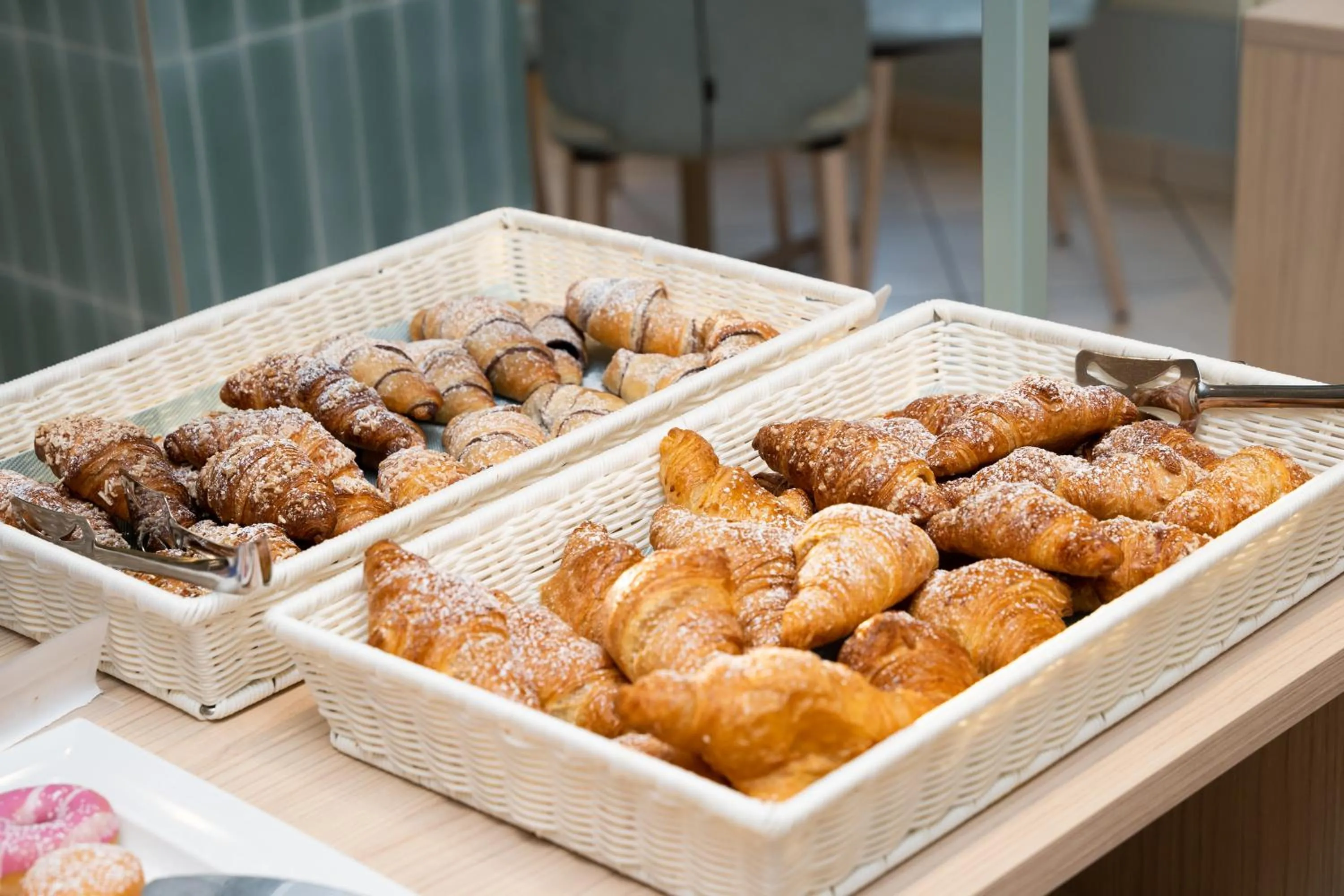 Restaurant/places to eat in Unique Hotel