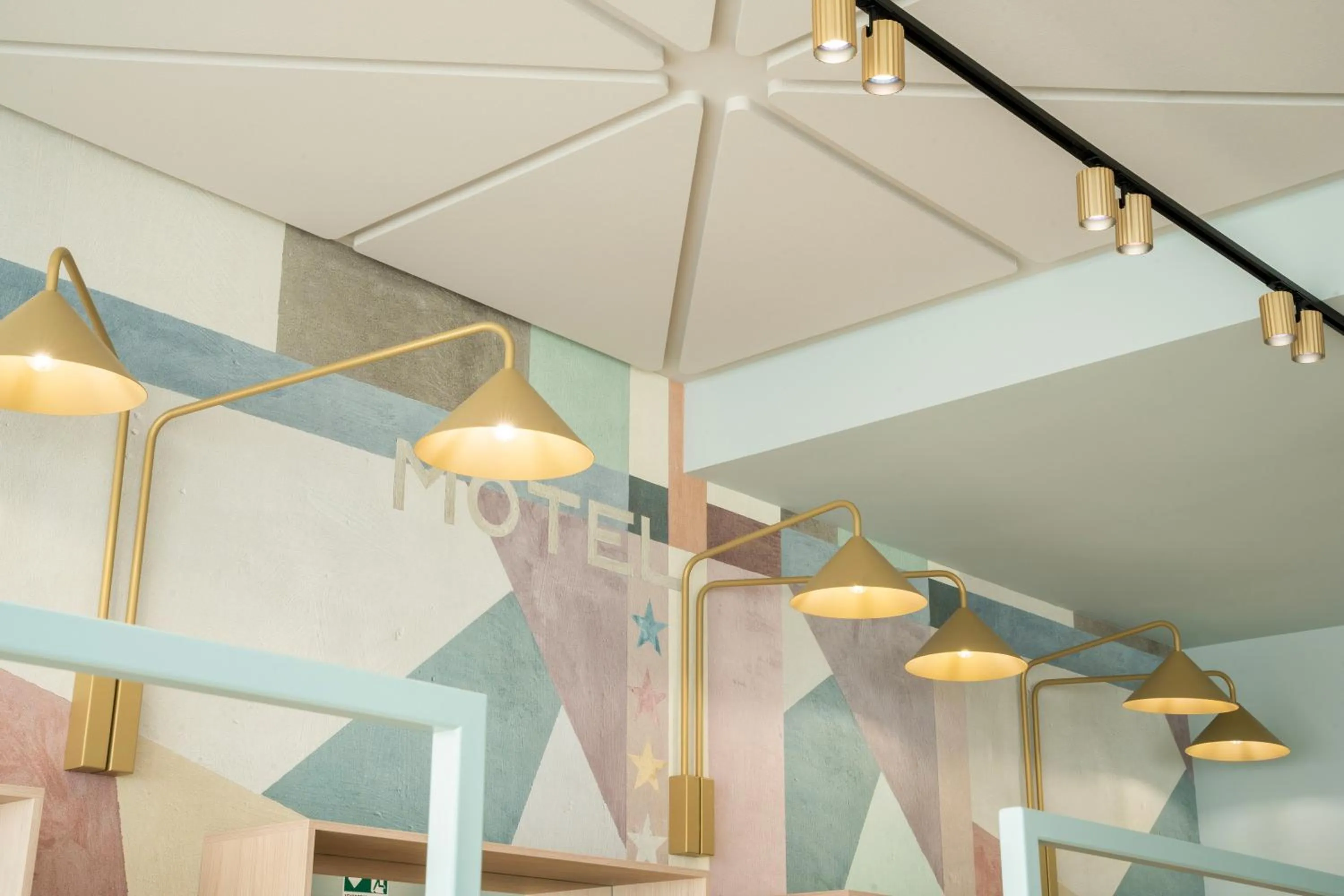 Restaurant/places to eat in Unique Hotel