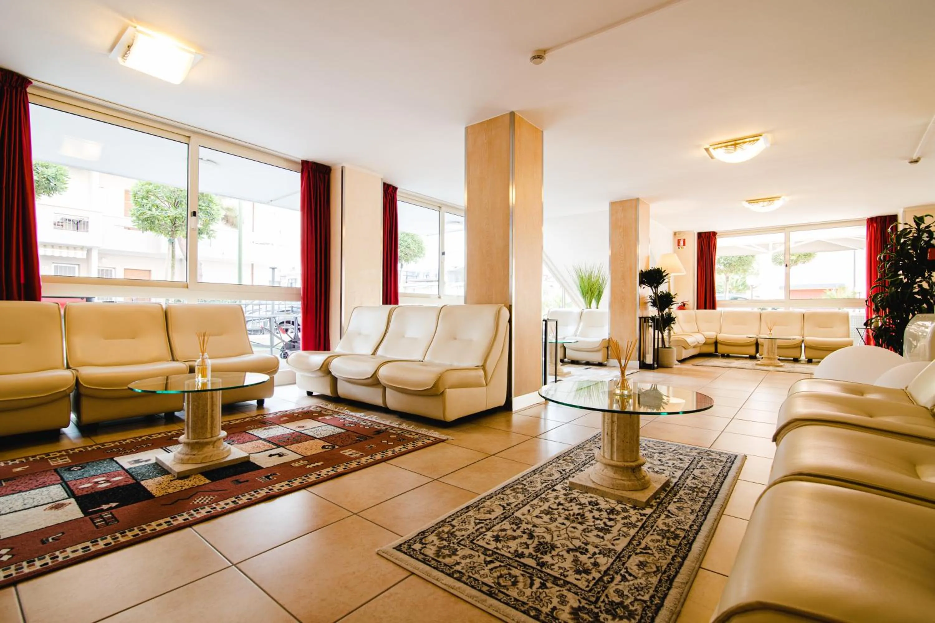 Communal lounge/ TV room in Unique Hotel