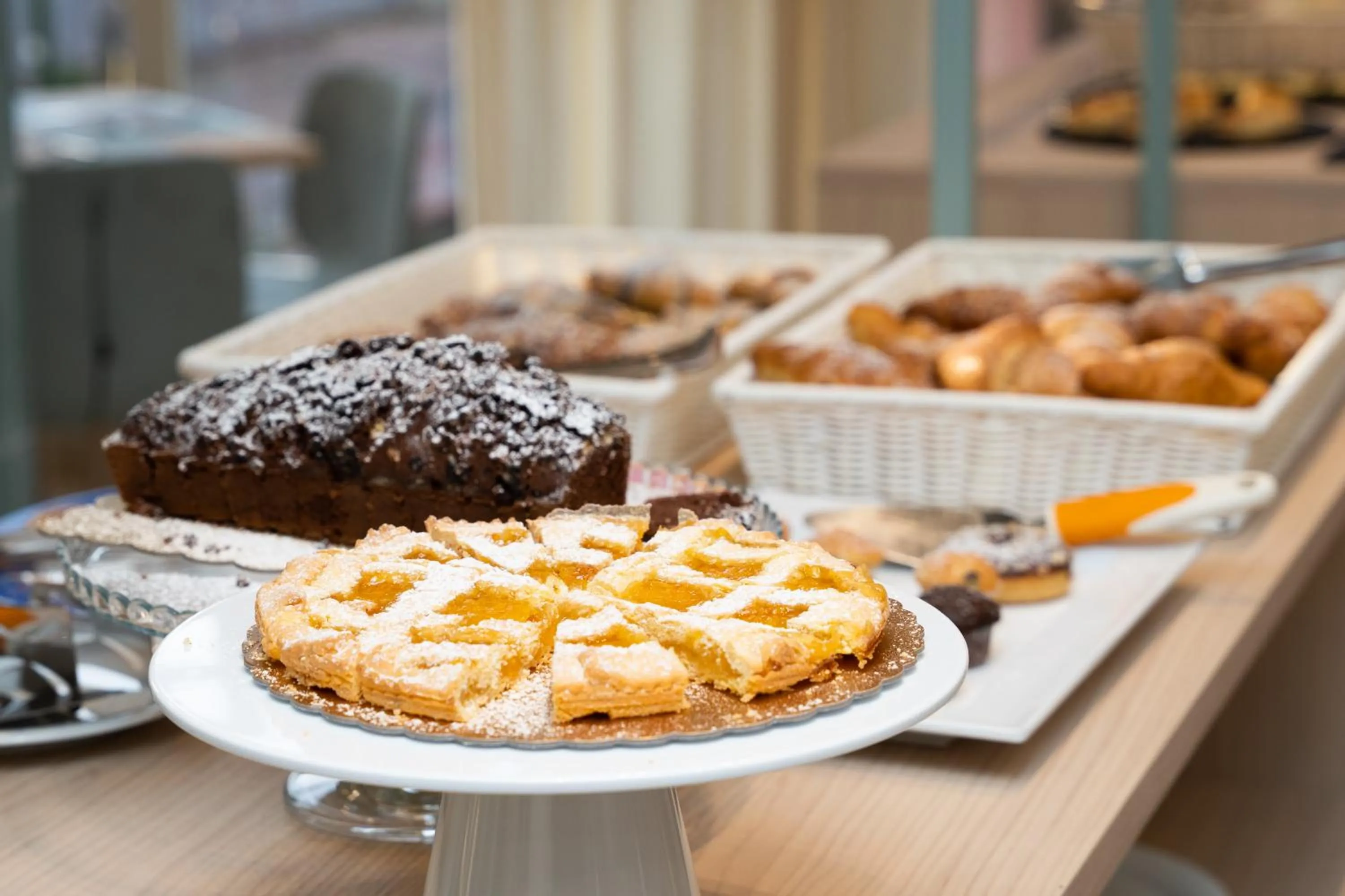 Restaurant/places to eat in Unique Hotel