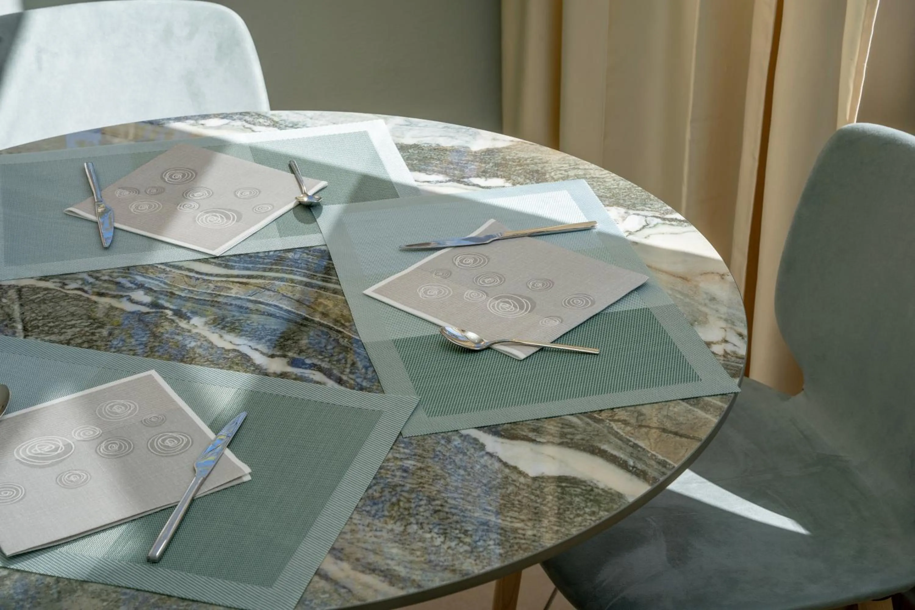 Restaurant/places to eat in Unique Hotel