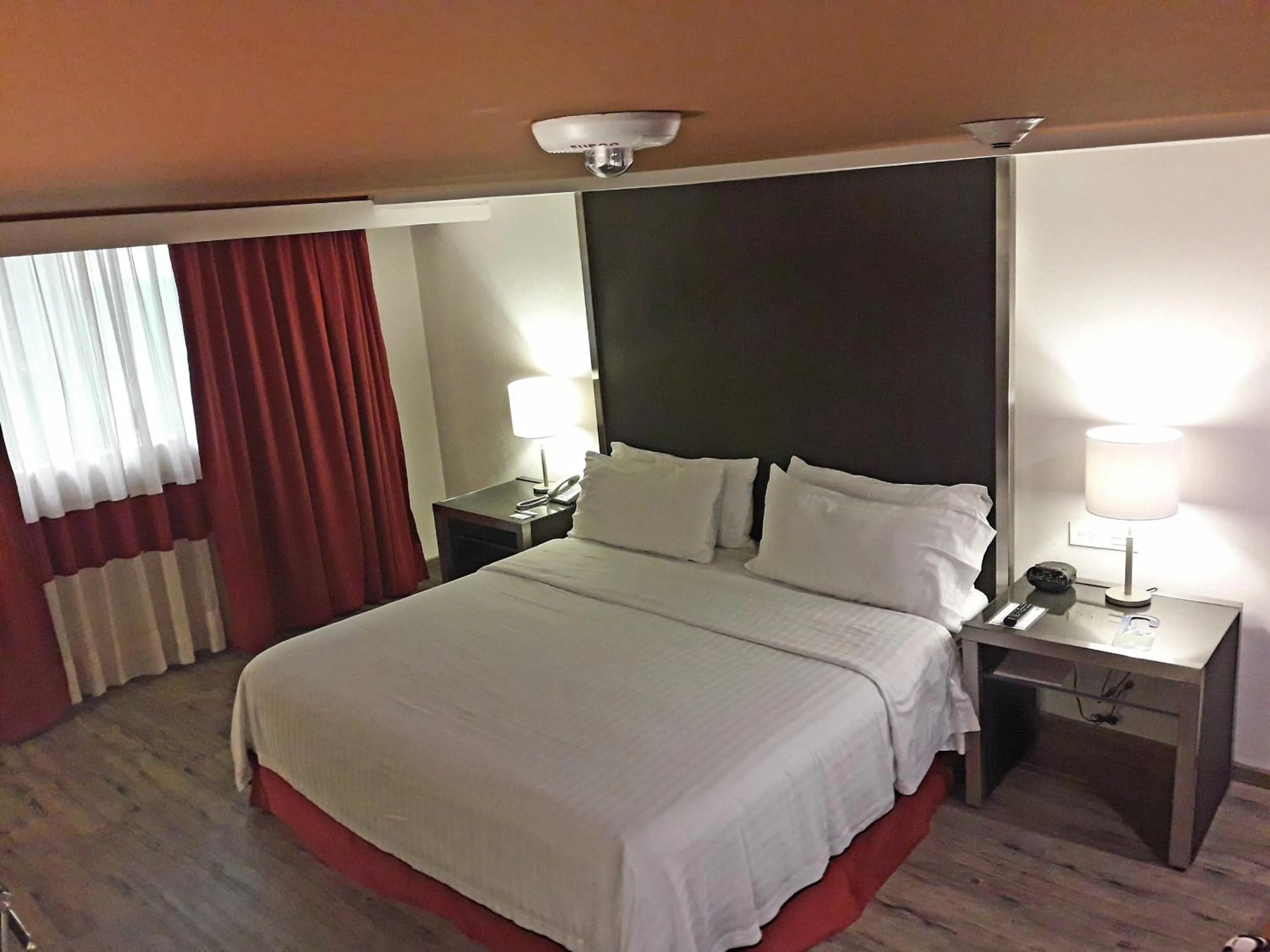 Photo of the whole room, Bed in Holiday Inn Mexico Zona Centro by IHG