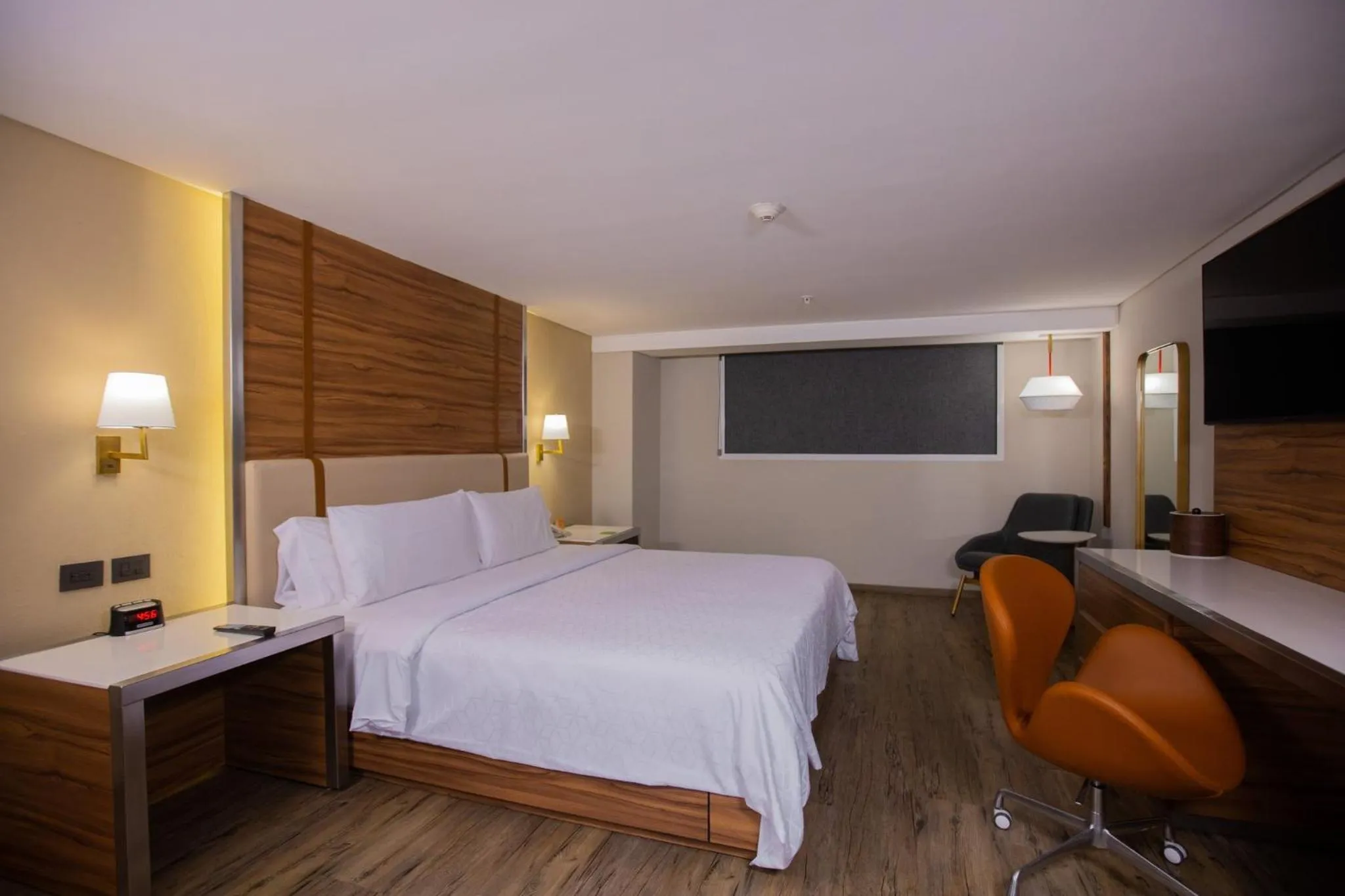 Photo of the whole room, Bed in Holiday Inn Mexico Zona Centro by IHG