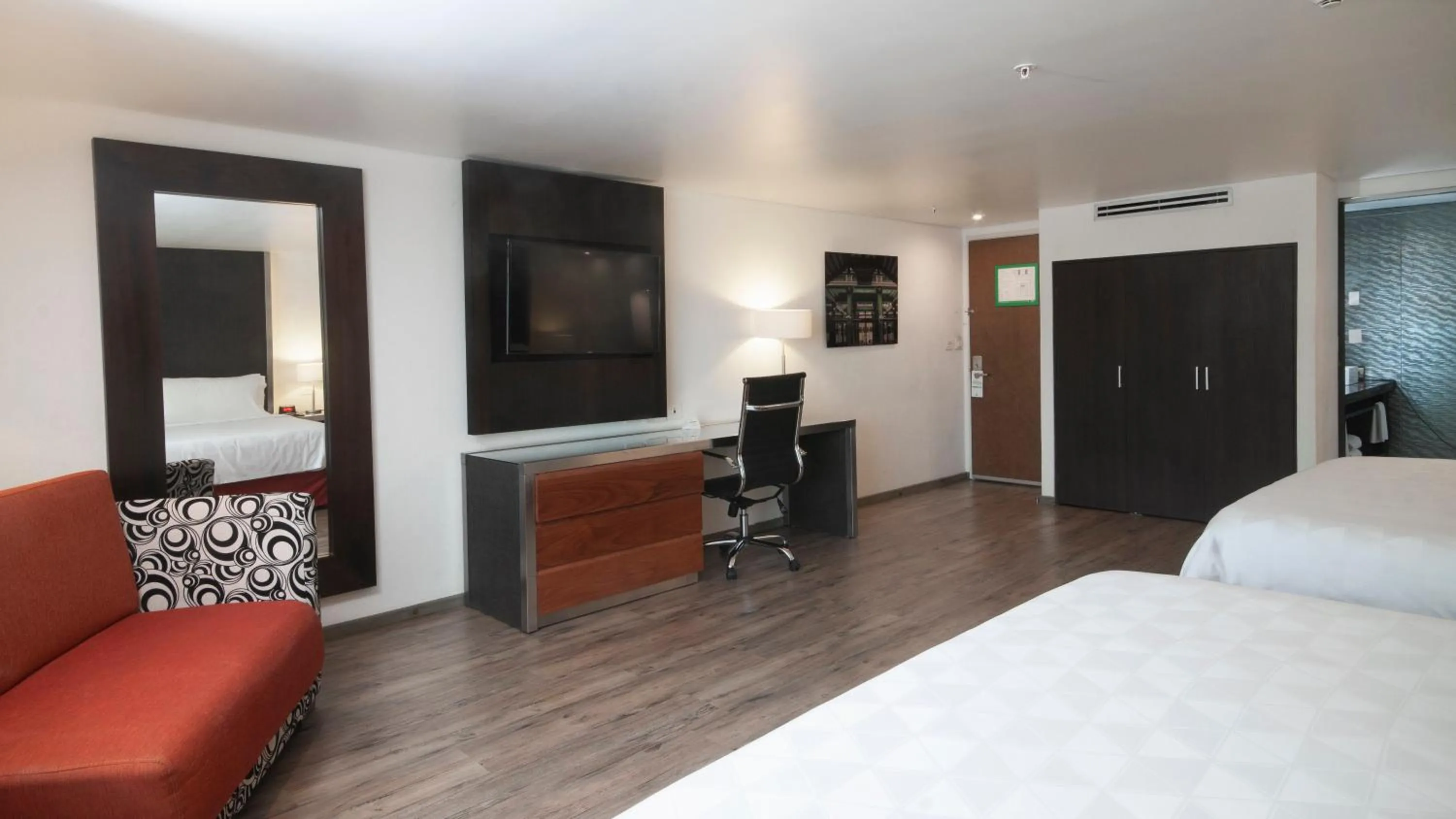 Photo of the whole room, Bed in Holiday Inn Mexico Zona Centro by IHG