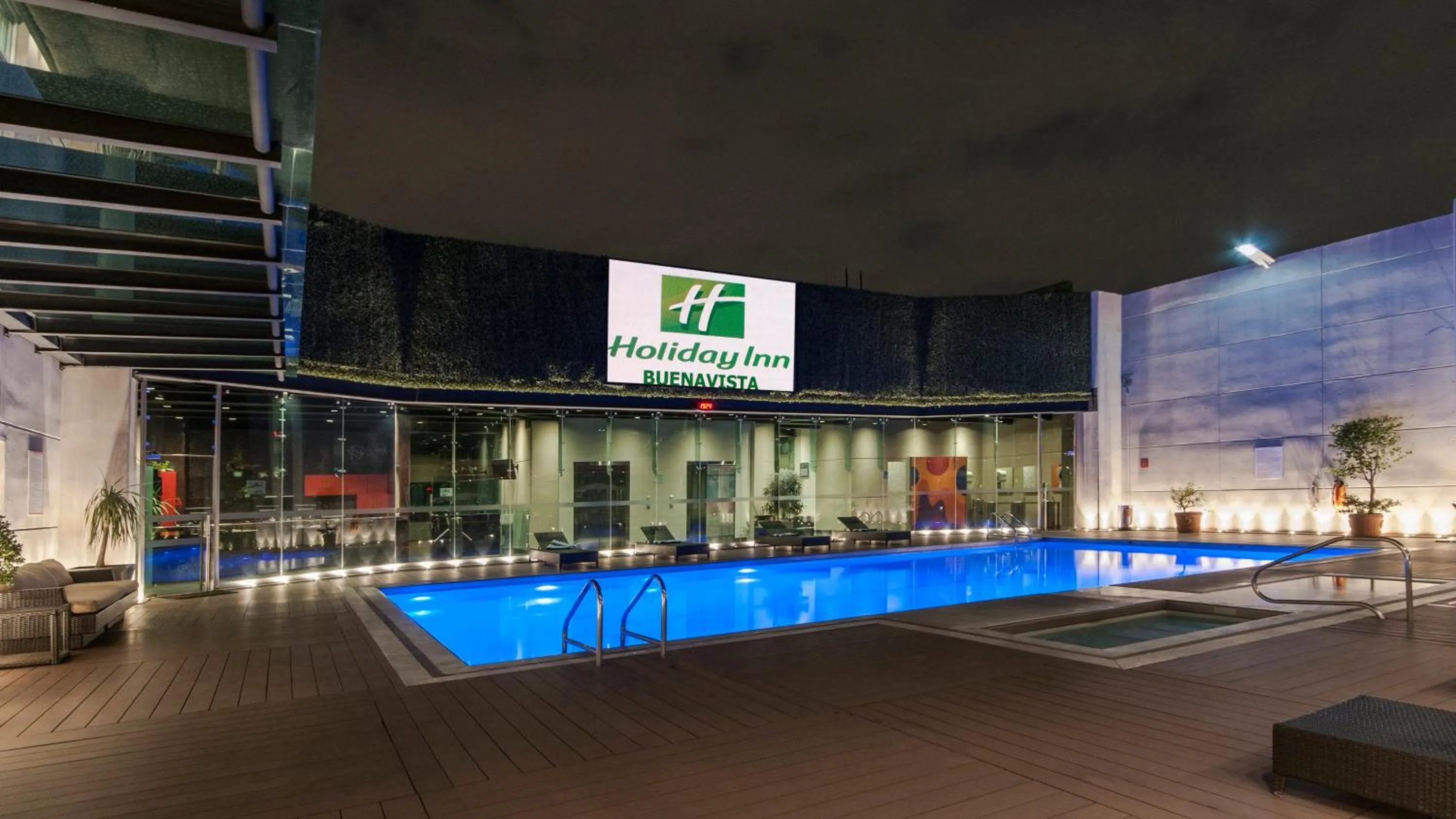 Swimming pool in Holiday Inn Mexico Zona Centro by IHG