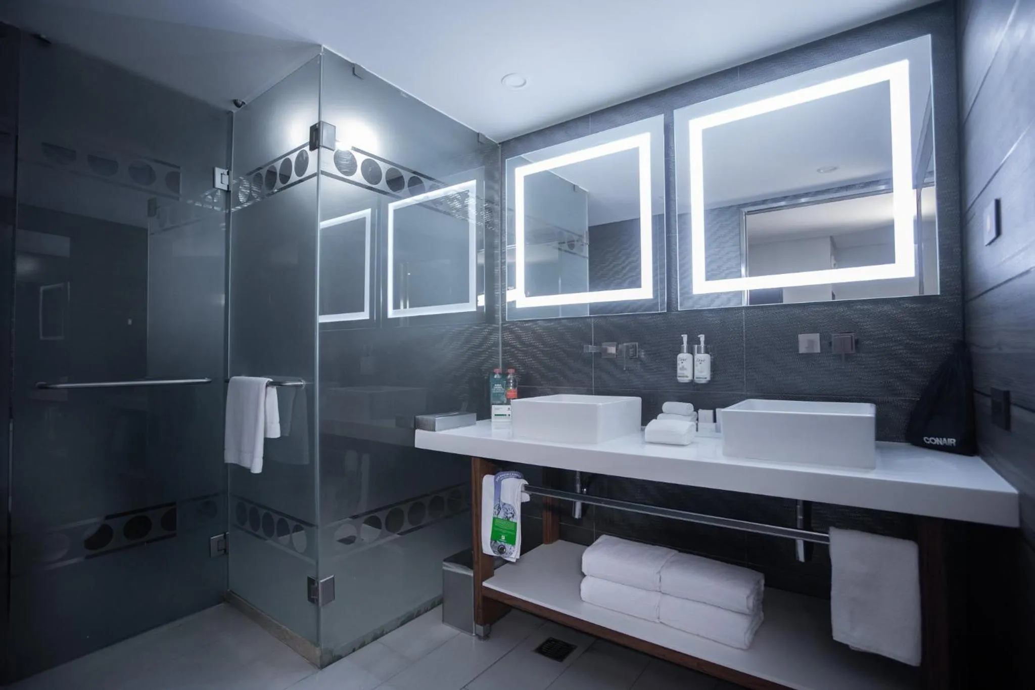 Bathroom in Holiday Inn Mexico Zona Centro by IHG