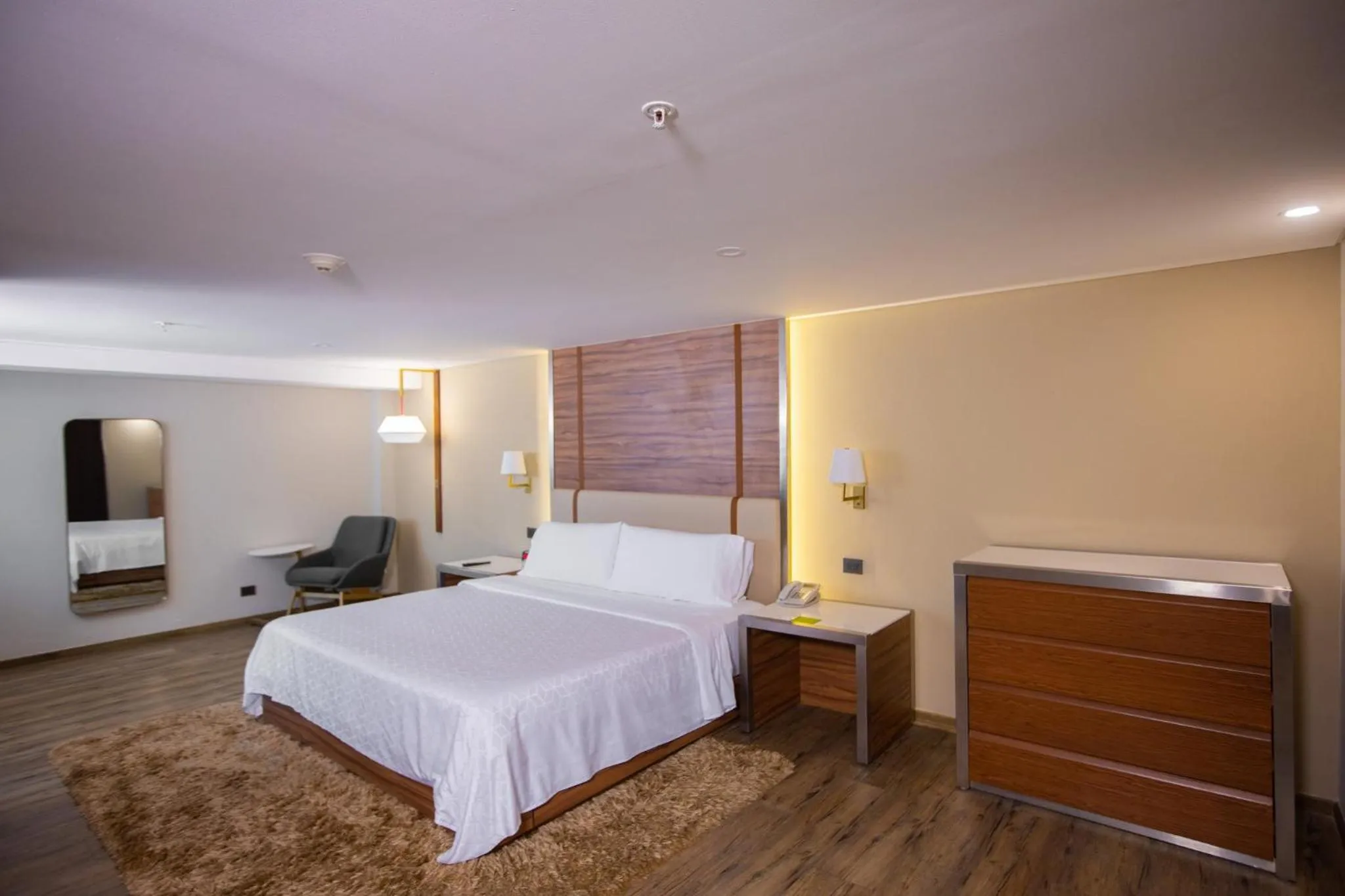 Photo of the whole room, Bed in Holiday Inn Mexico Zona Centro by IHG