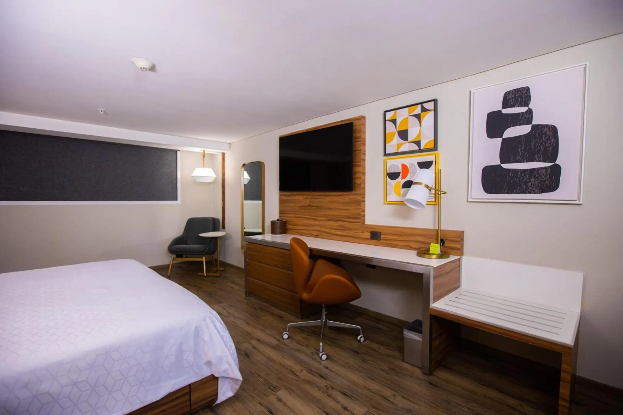 Photo of the whole room, Bed in Holiday Inn Mexico Zona Centro by IHG