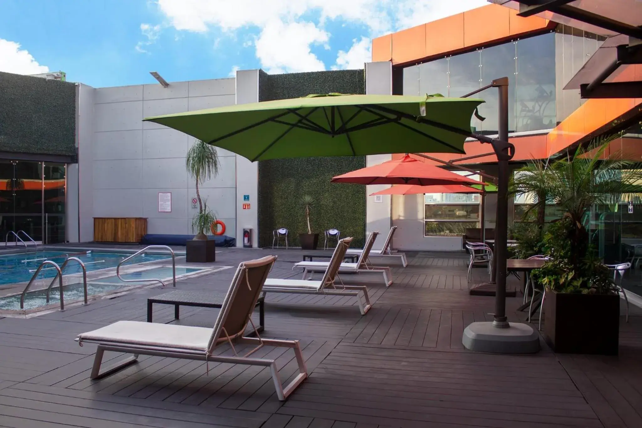 Swimming pool in Holiday Inn Mexico Zona Centro by IHG Swimming pool in Holiday Inn Mexico Zona Centro by IHG