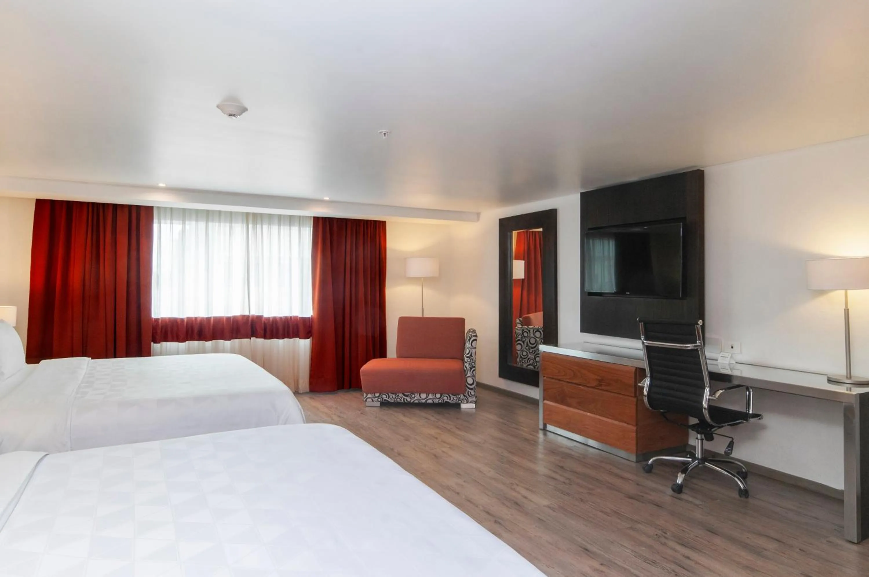 Photo of the whole room, Bed in Holiday Inn Mexico Zona Centro by IHG