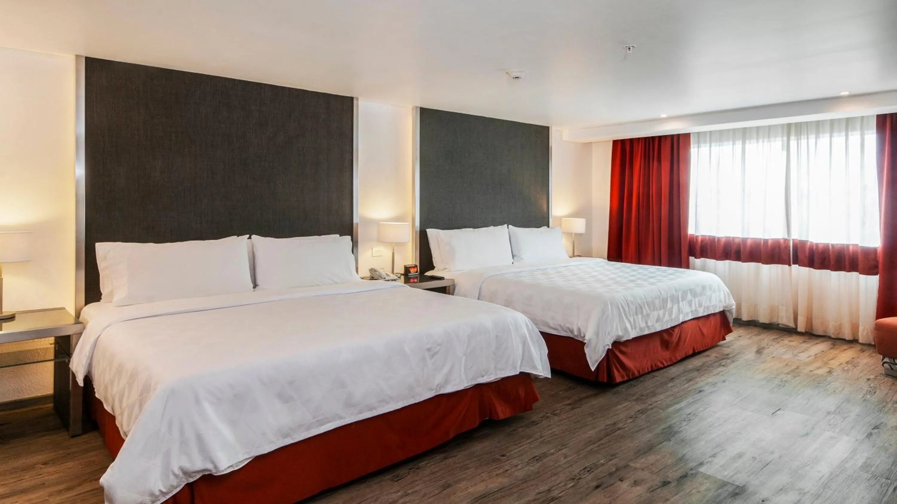 Photo of the whole room, Bed in Holiday Inn Mexico Zona Centro by IHG