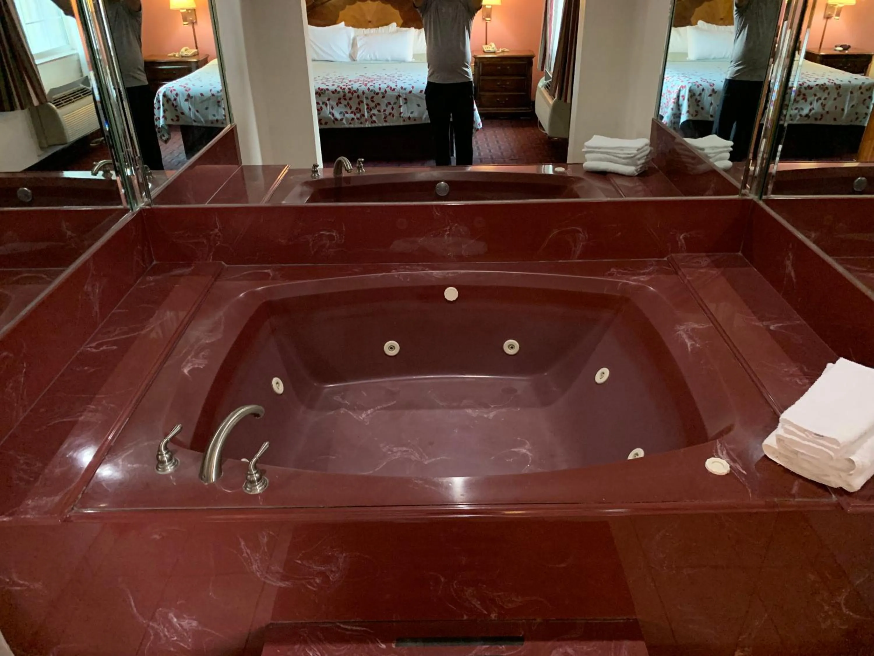 Deluxe King Suite - Non-Smoking in Crystal Suites