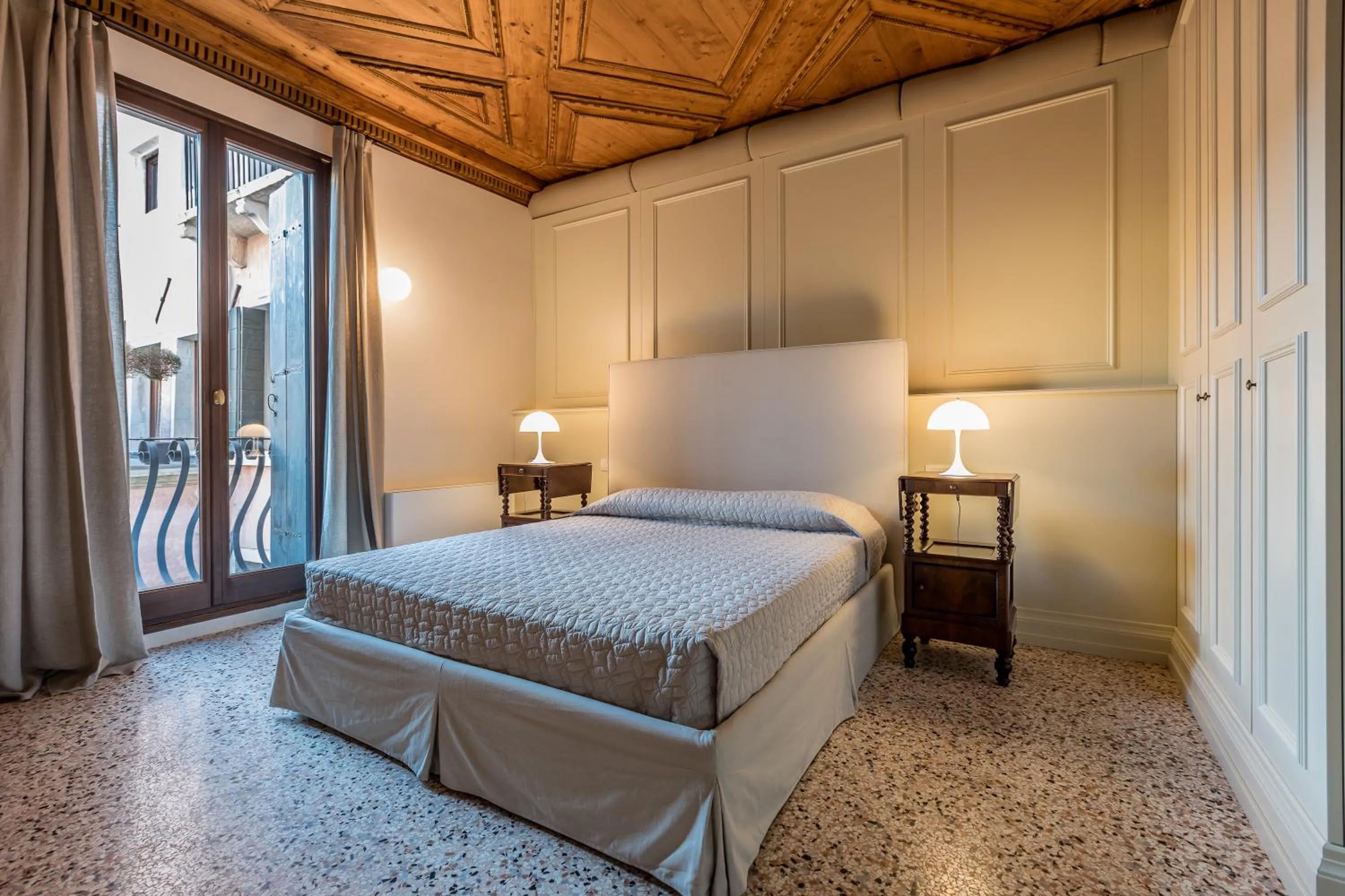 Sartor Apartment with Canal View and Private Court