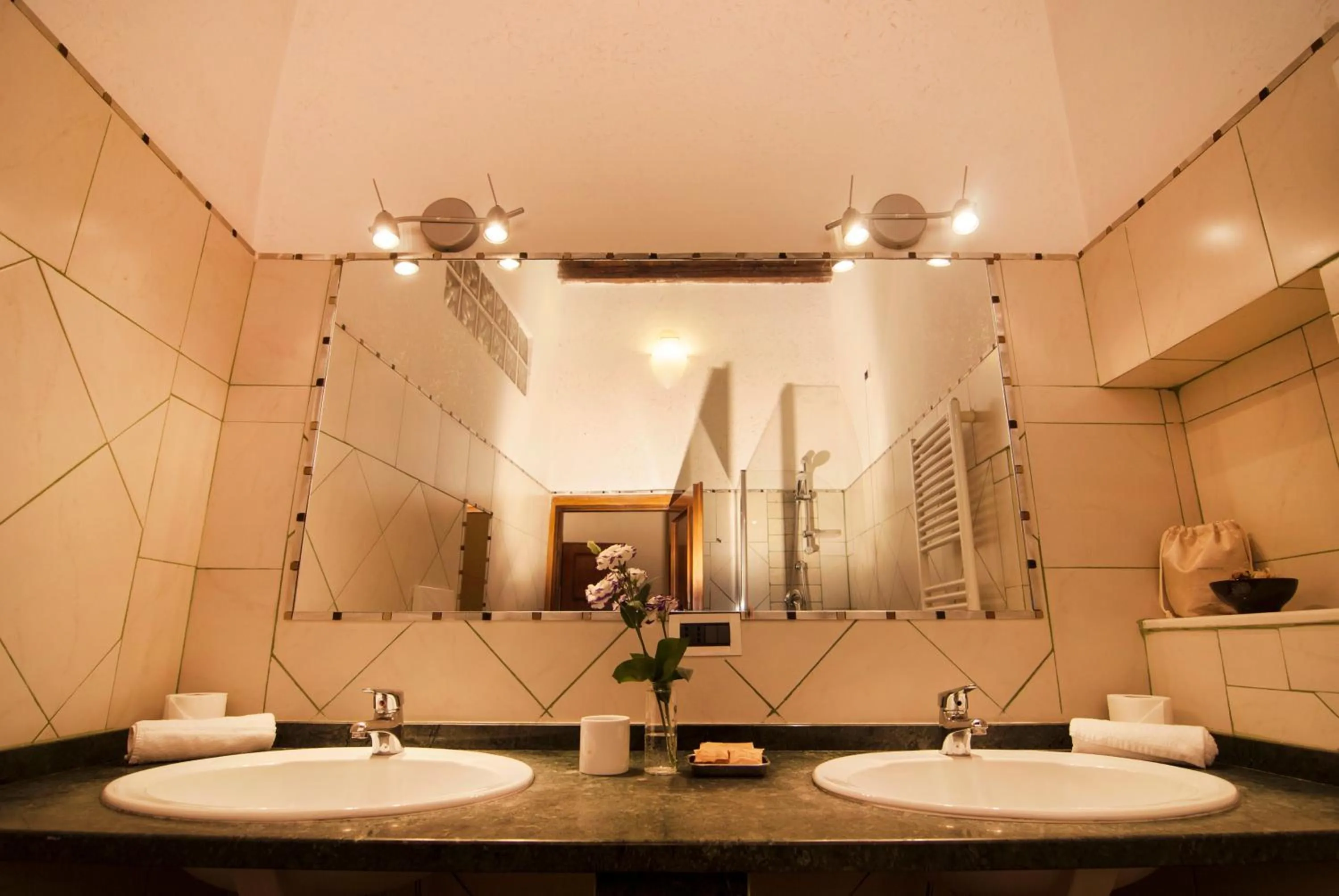 Bathroom in Guest House o Affittacamere Magenta Fico 2