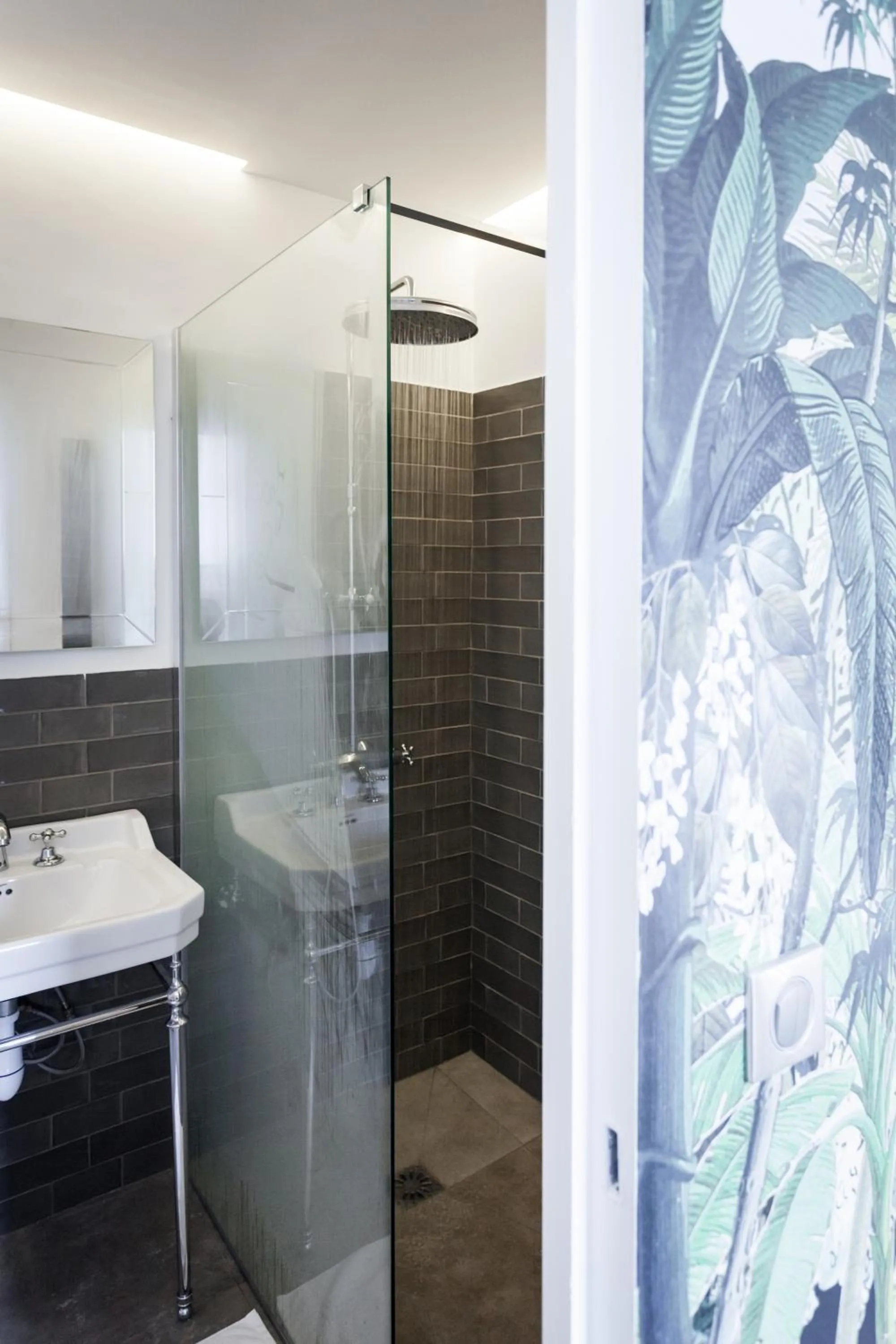 Shower in Maison Du Collectionneur