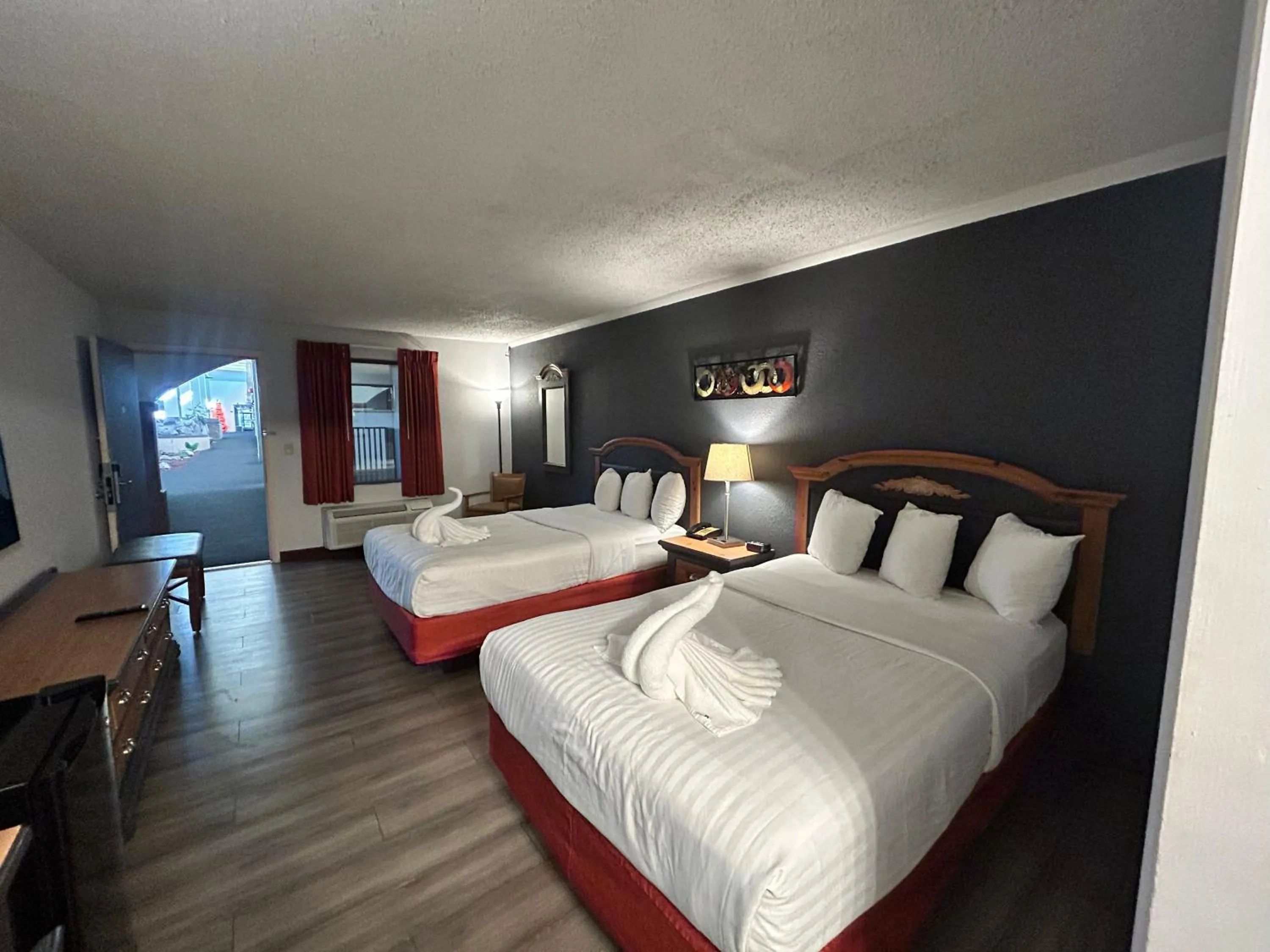 Bedroom, Bed in Suite Dreams Motel By Capital O Mattoon I - 57