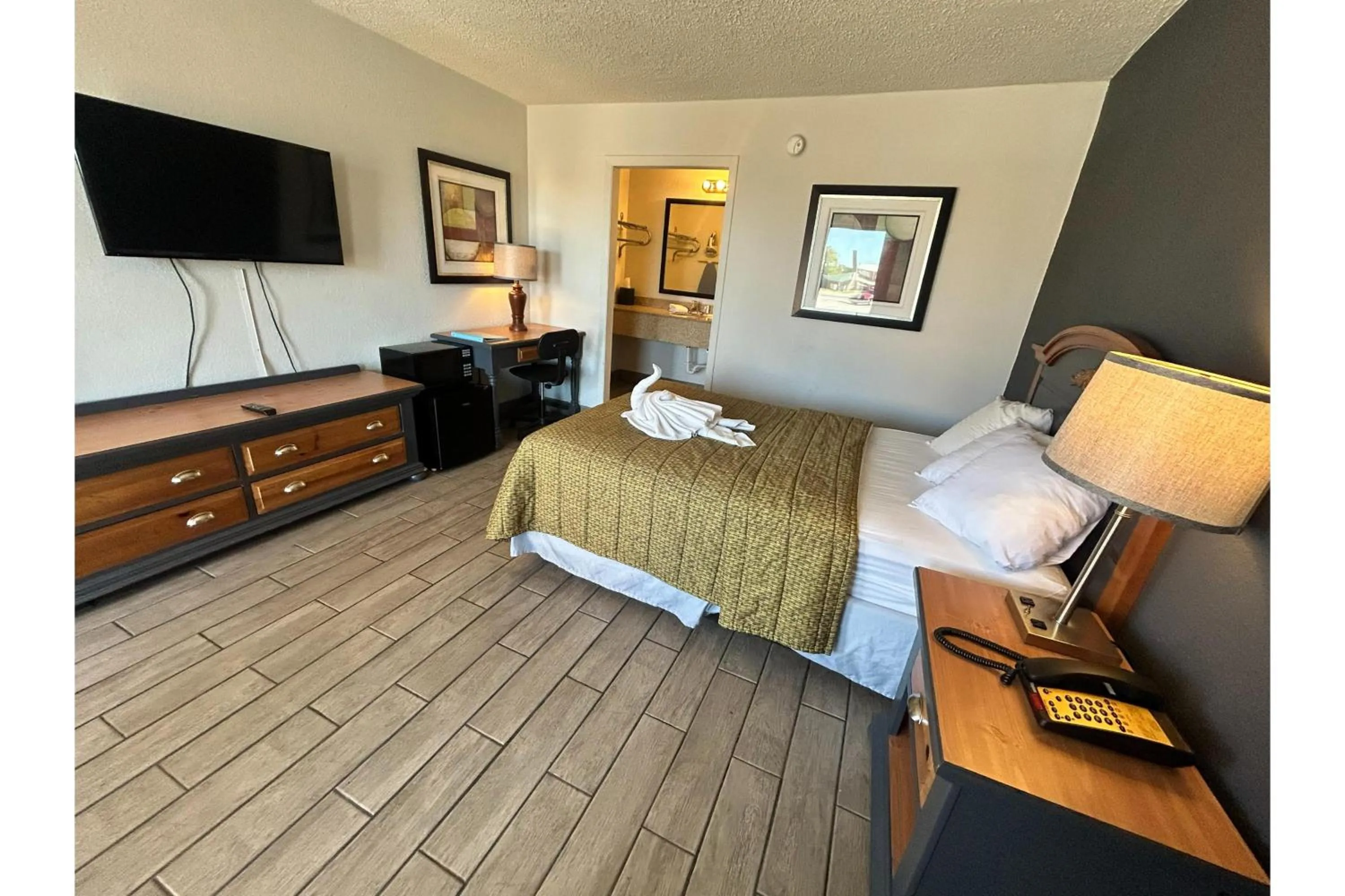 Bedroom, Bed in Suite Dreams Motel By Capital O Mattoon I - 57