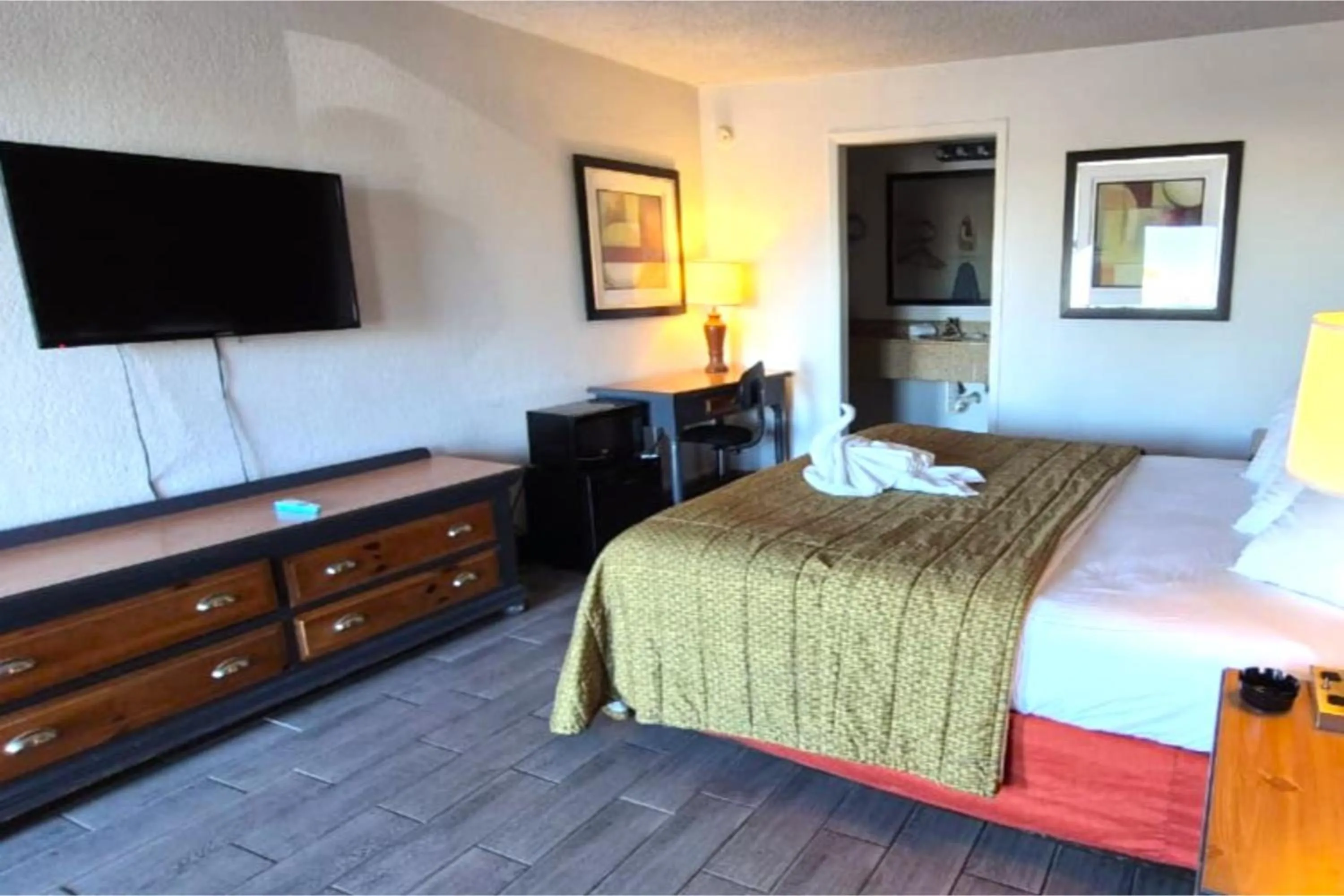 Bedroom, Bed in Suite Dreams Motel By Capital O Mattoon I - 57