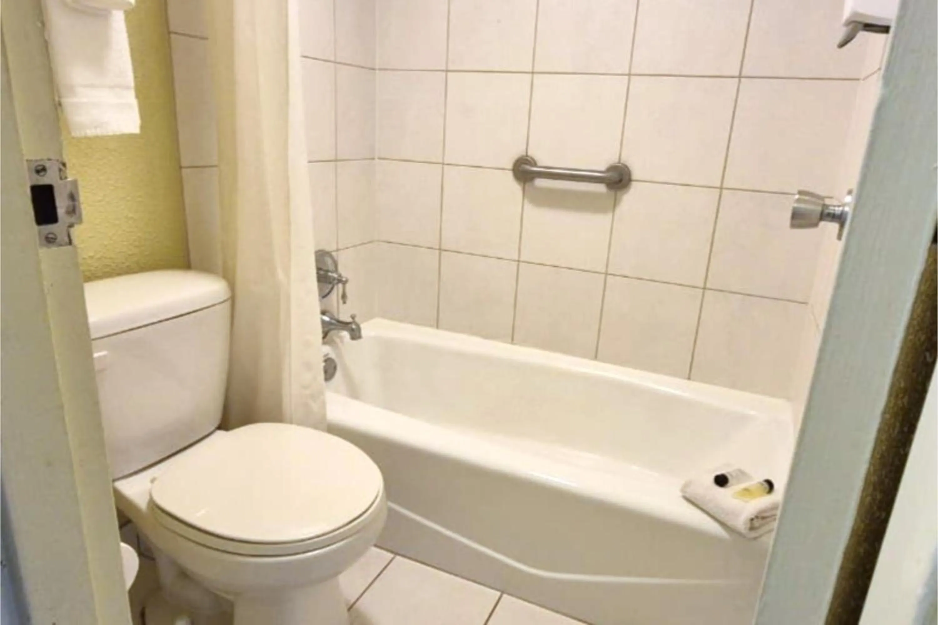 Bathroom in Suite Dreams Motel By Capital O Mattoon I - 57