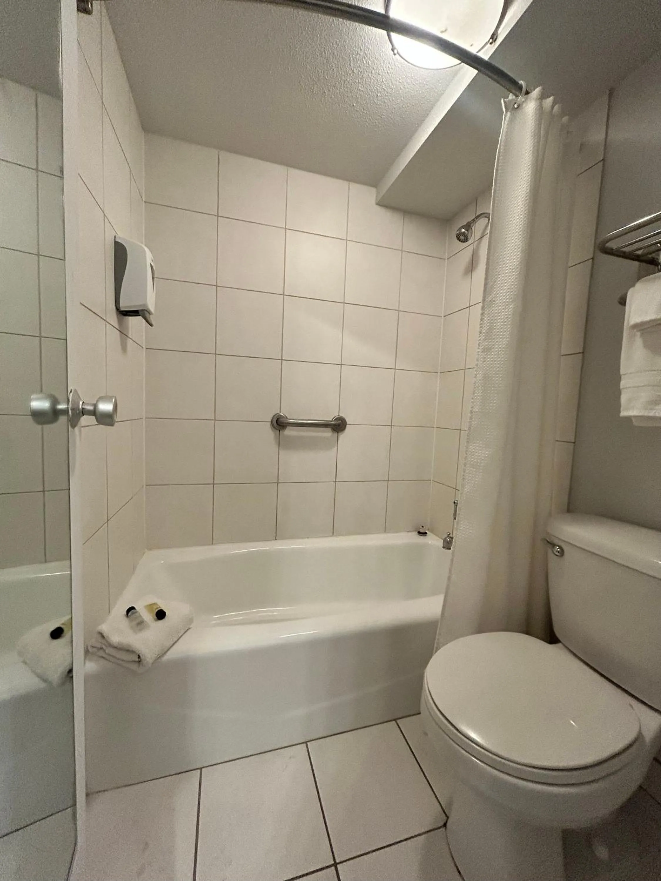 Bathroom in Suite Dreams Motel By Capital O Mattoon I - 57