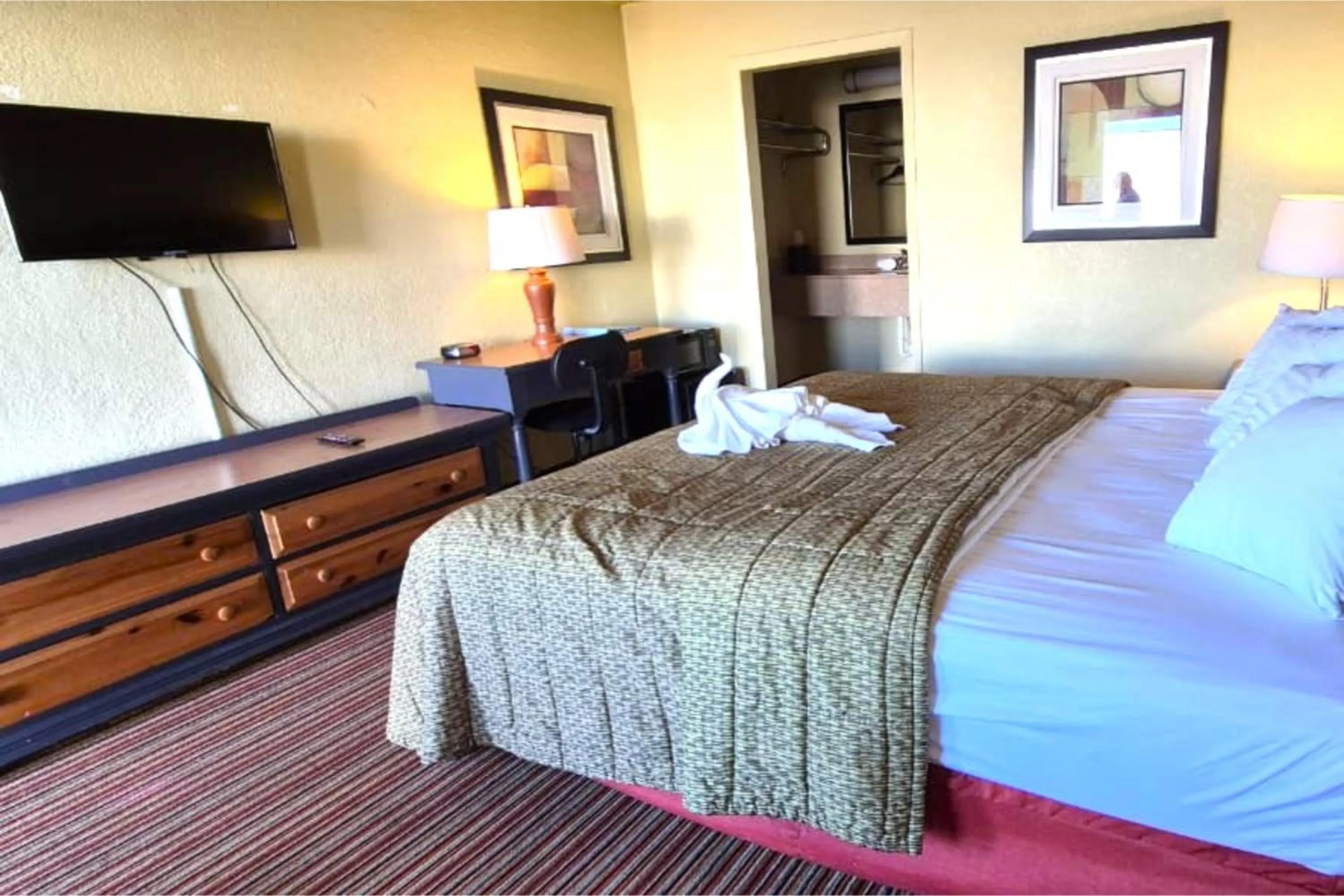 Bedroom, Bed in Suite Dreams Motel By Capital O Mattoon I - 57