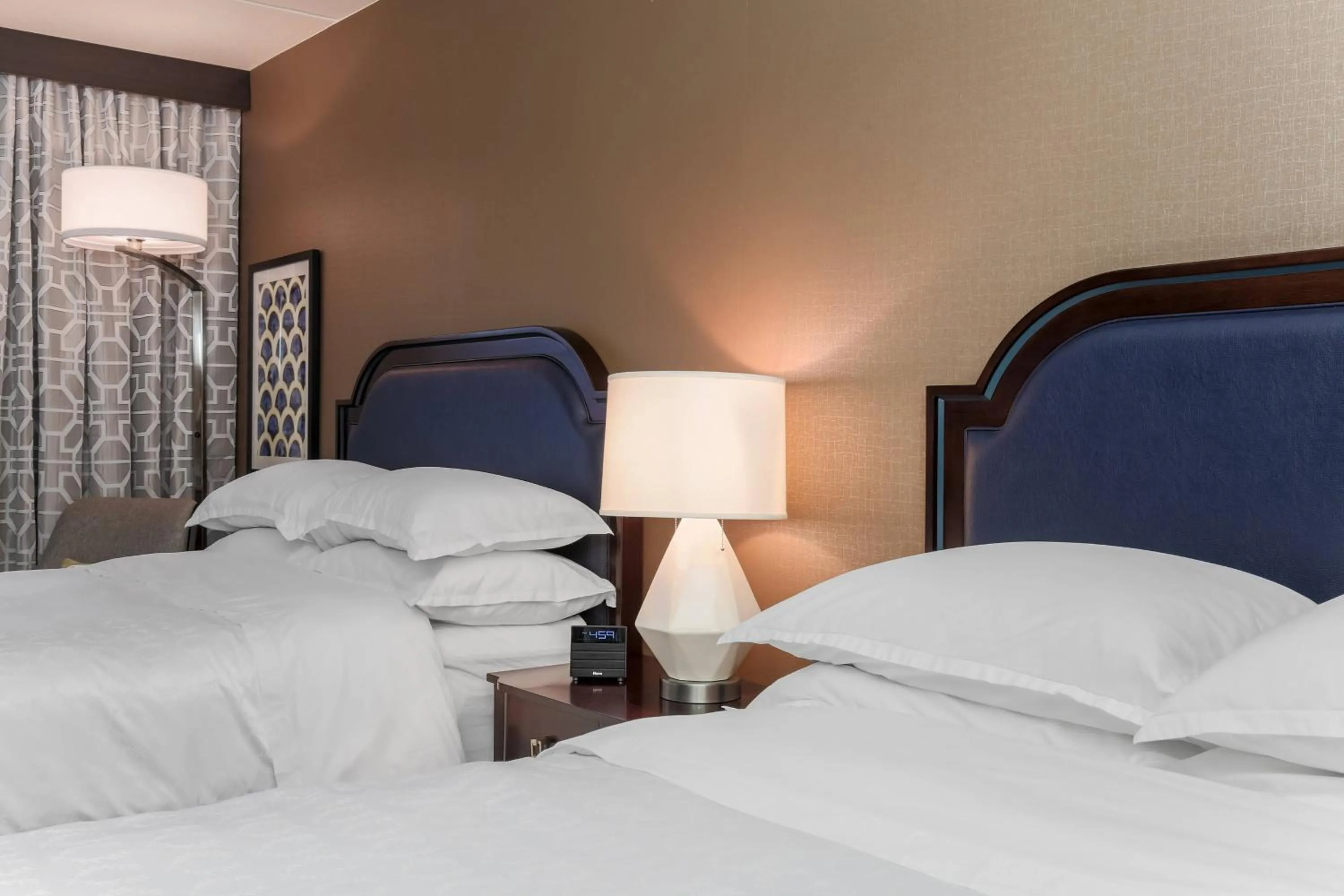 Photo of the whole room, Bed in Sheraton Tarrytown Hotel