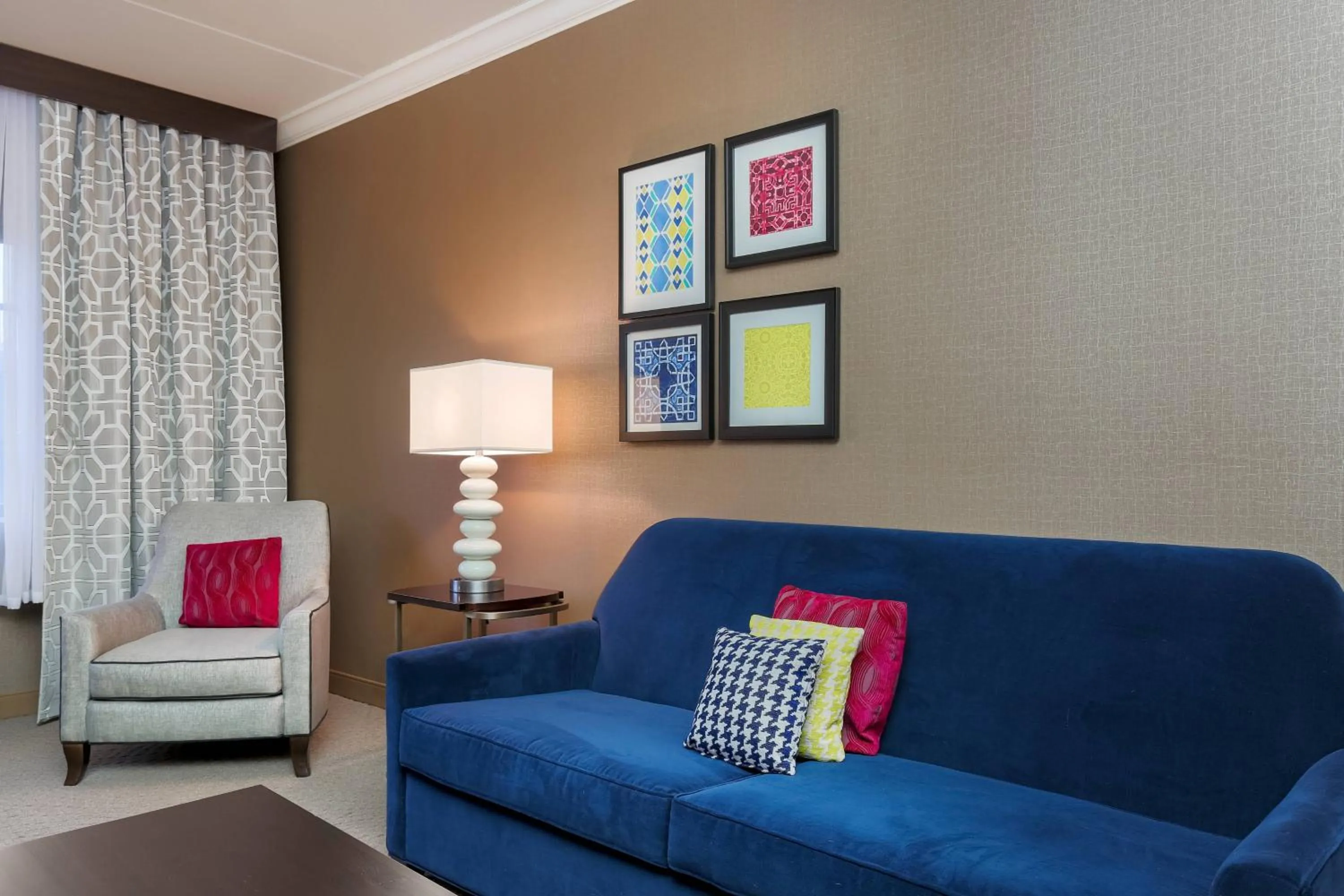 Living room in Sheraton Tarrytown Hotel