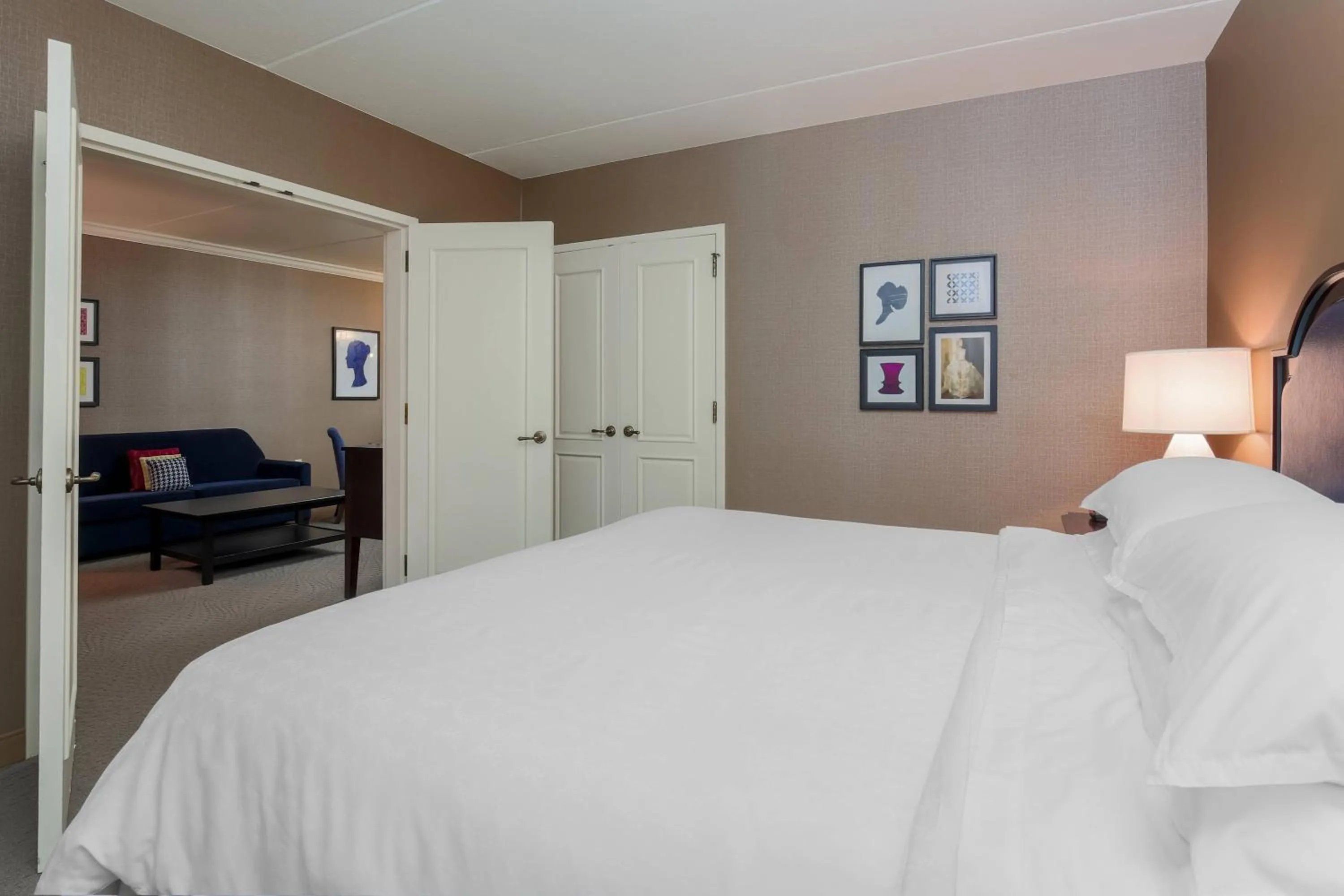 Living room, Bed in Sheraton Tarrytown Hotel
