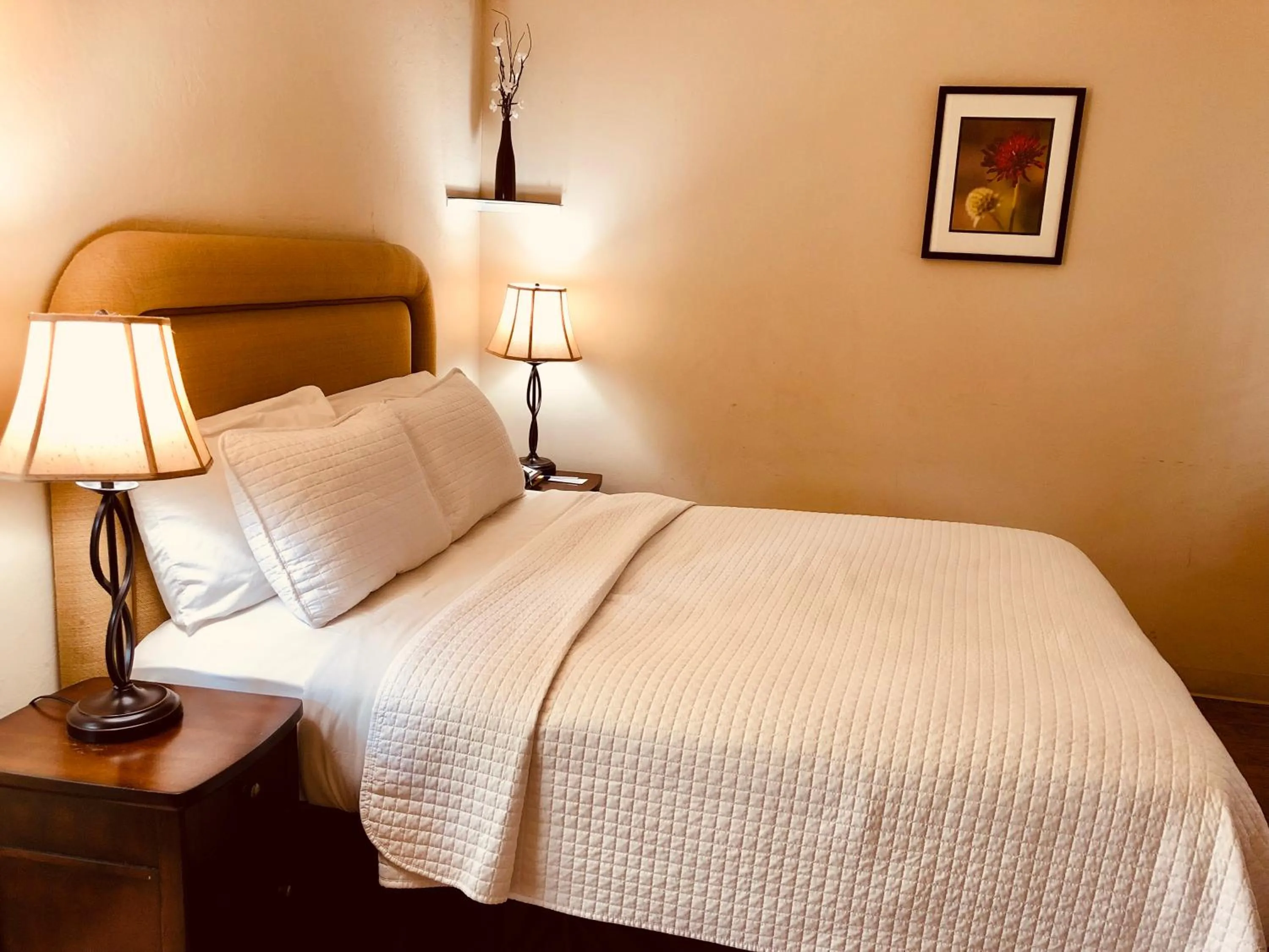 Bedroom, Bed in Carmel Resort Inn