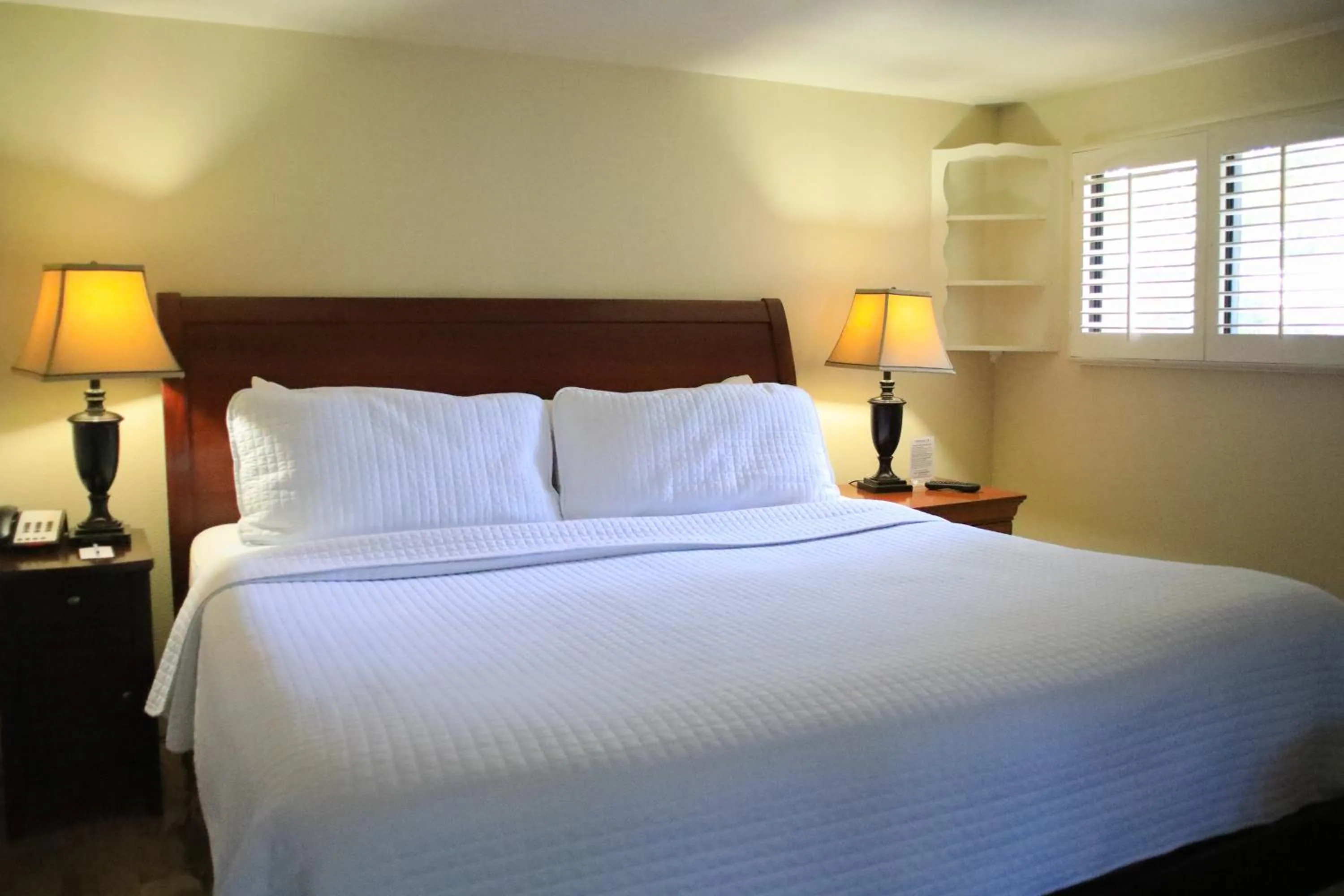 Bedroom, Bed in Carmel Resort Inn