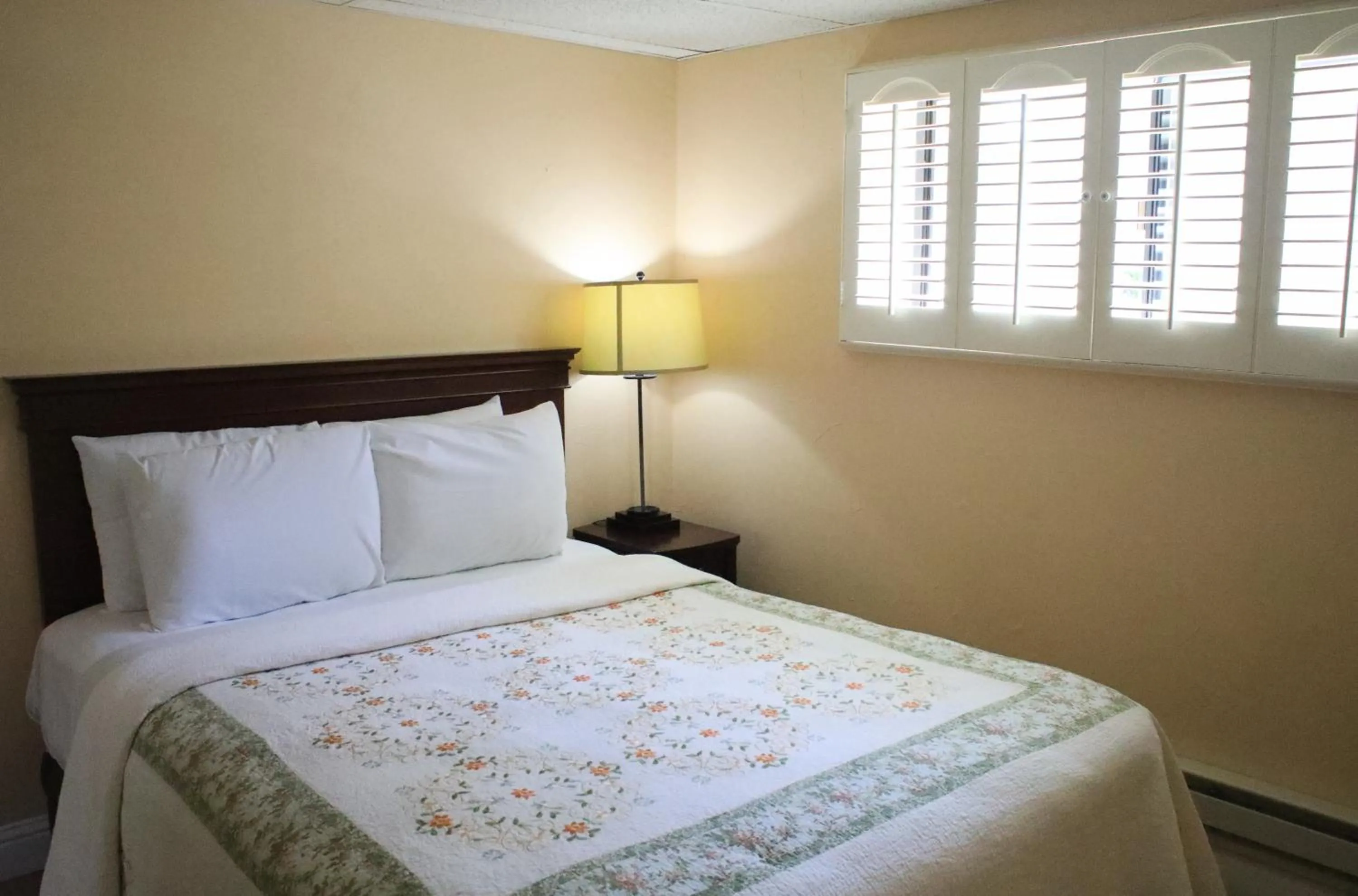 Bedroom, Bed in Carmel Resort Inn
