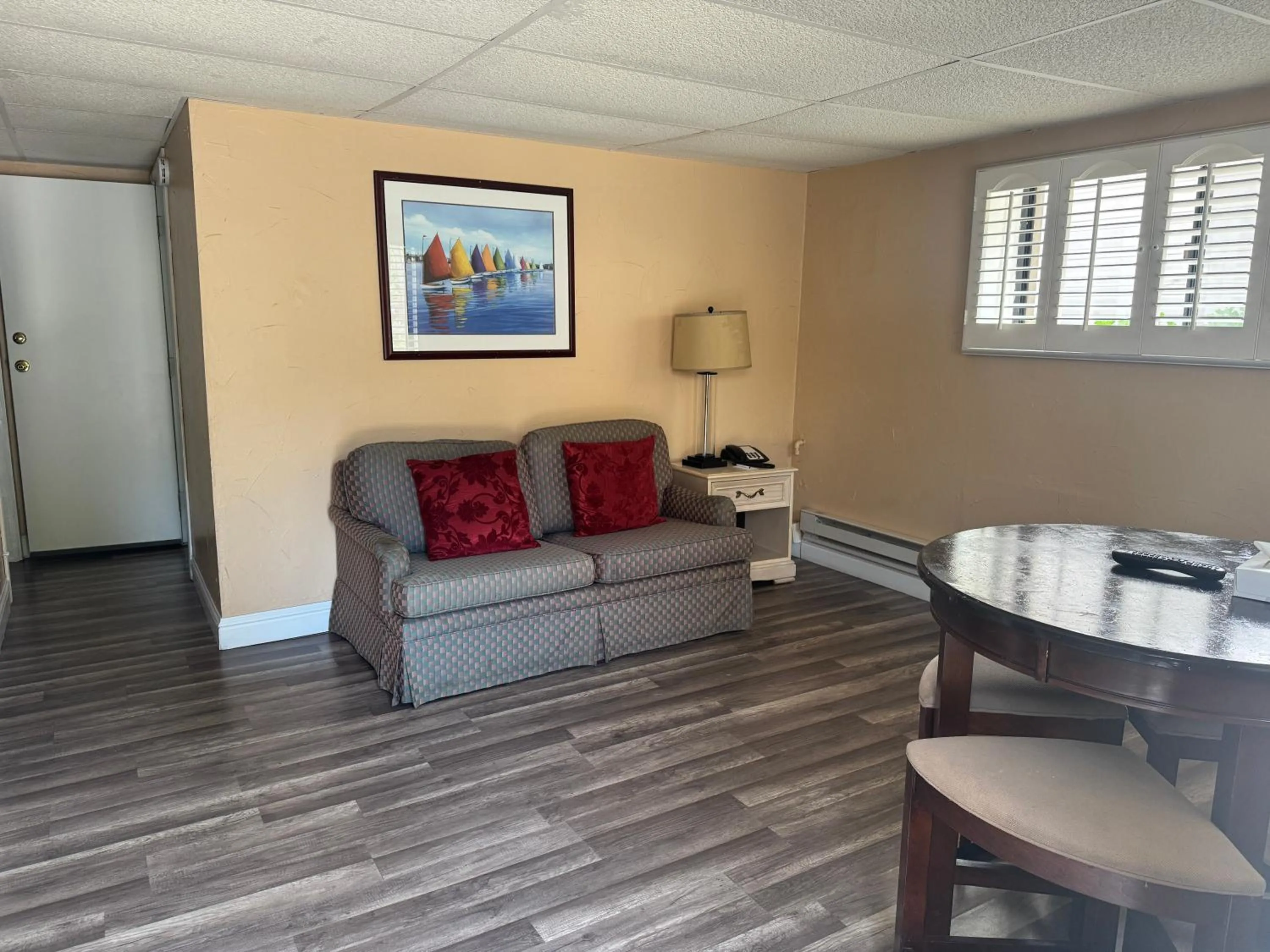 Living room in Carmel Resort Inn