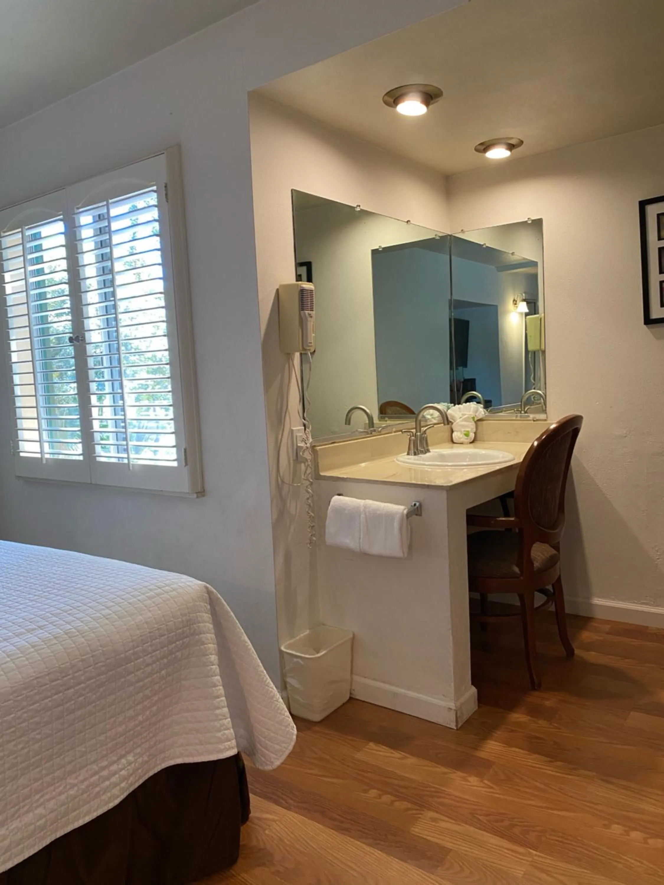 Bedroom, Bed in Carmel Resort Inn