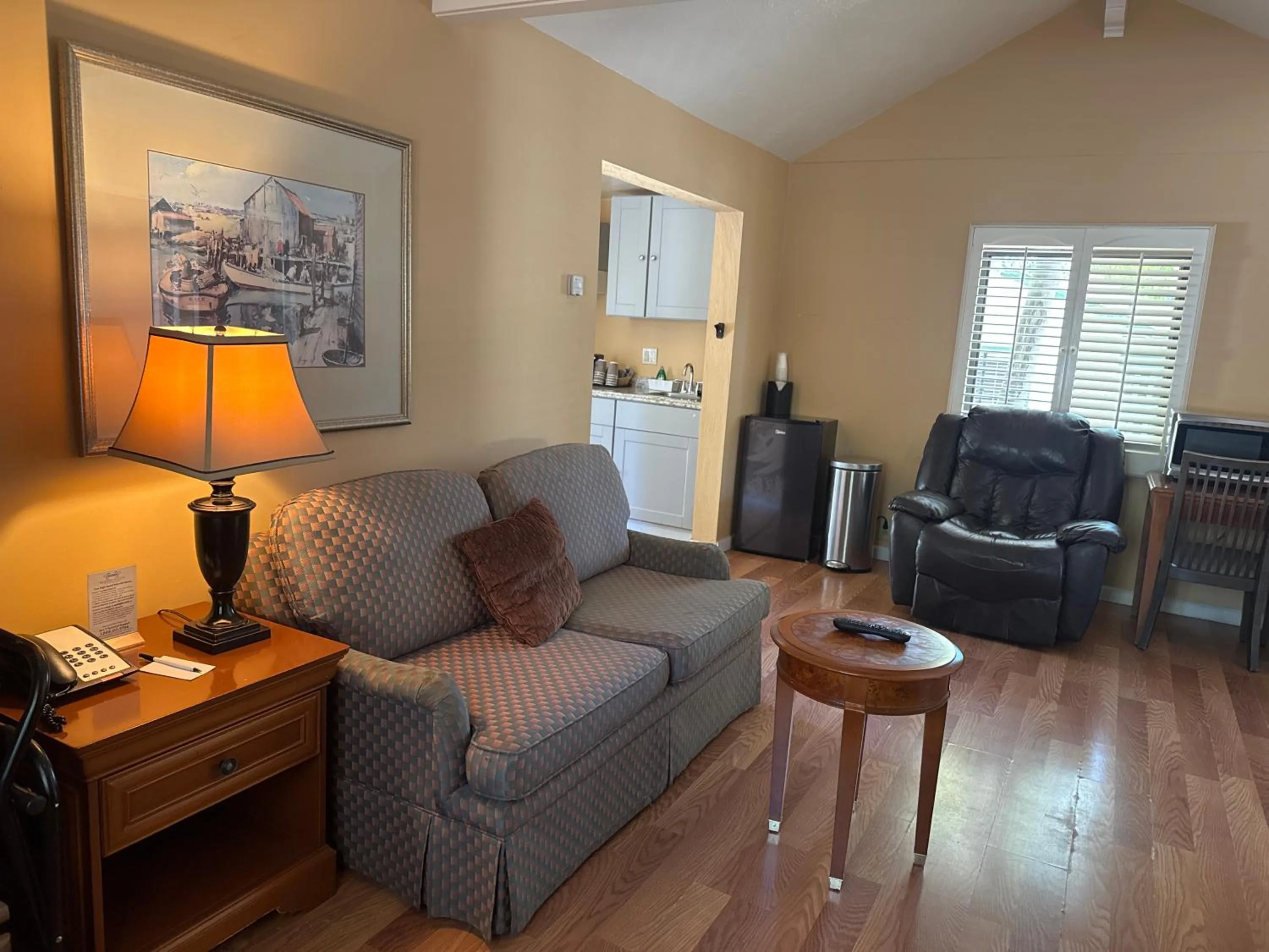 Living room in Carmel Resort Inn