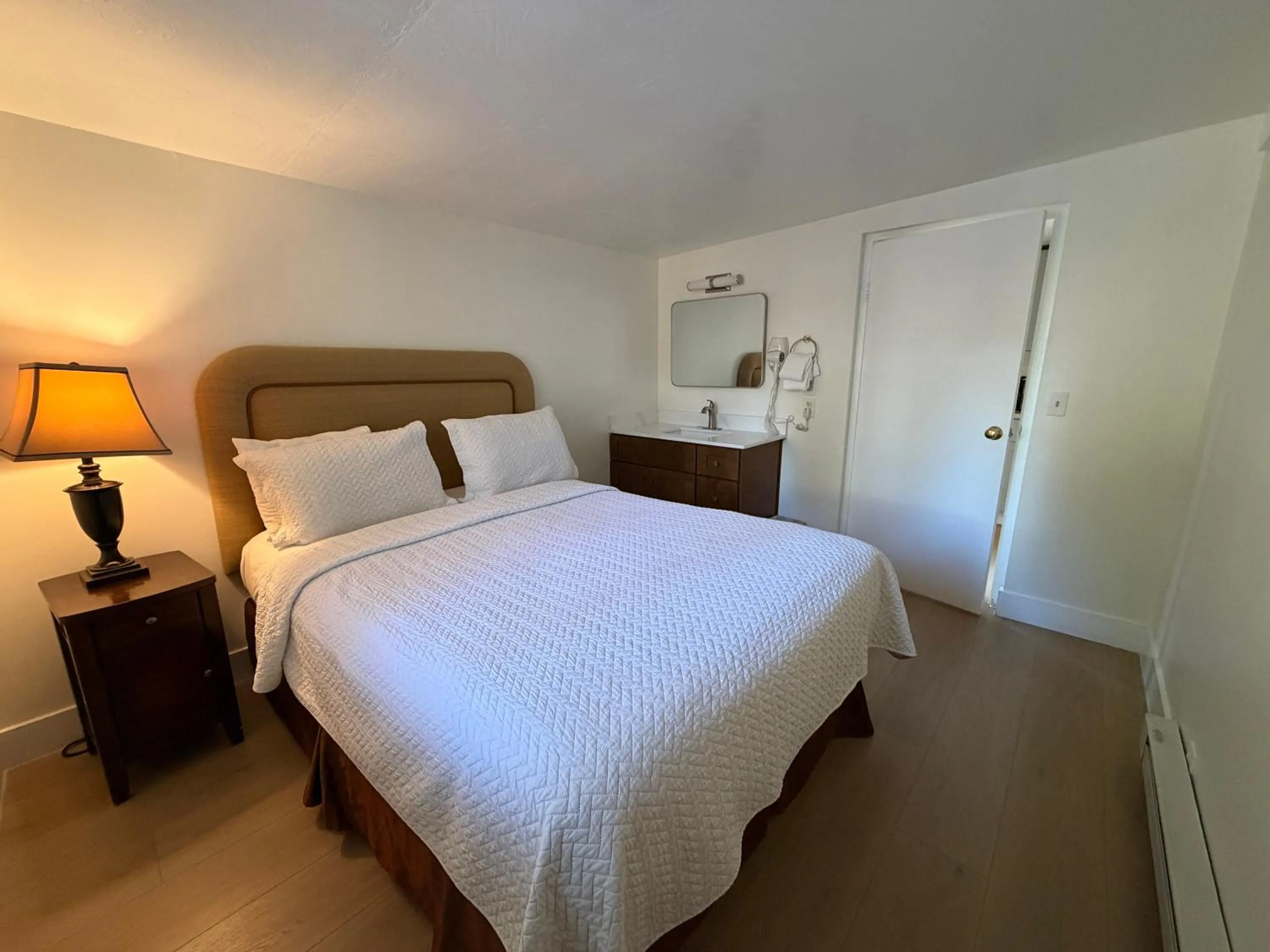 Bedroom, Bed in Carmel Resort Inn