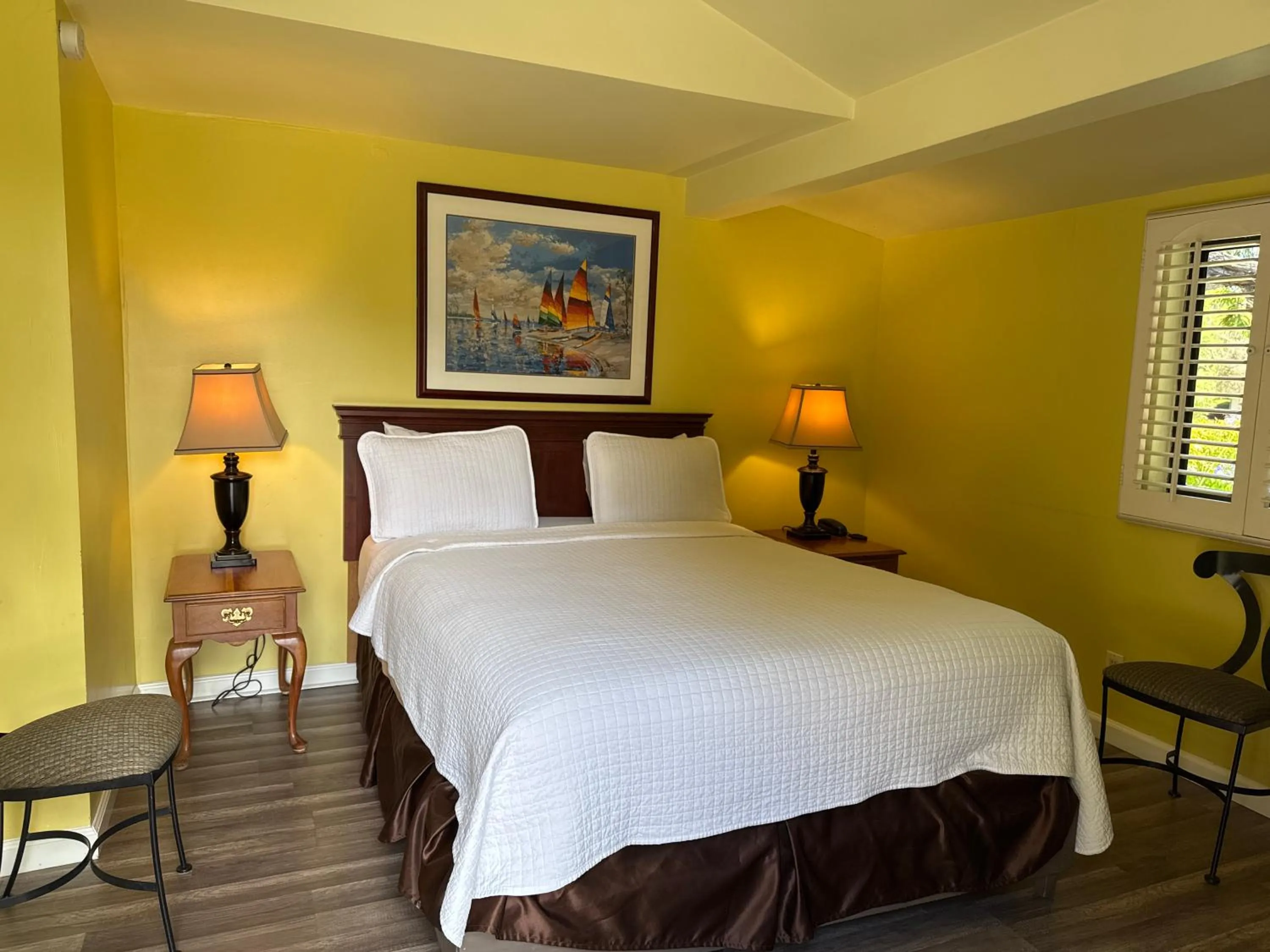 Bedroom, Bed in Carmel Resort Inn