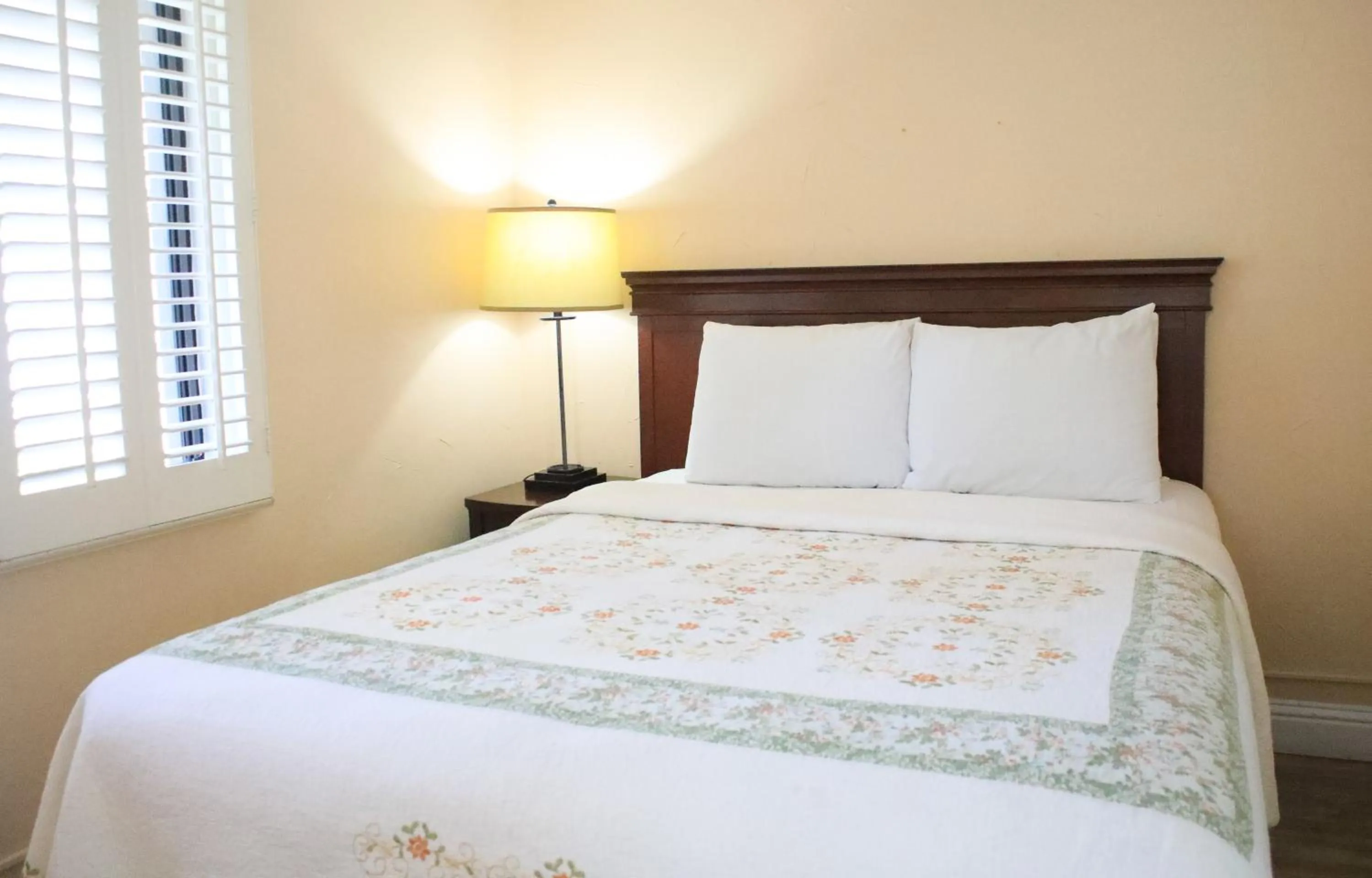 Bedroom, Bed in Carmel Resort Inn