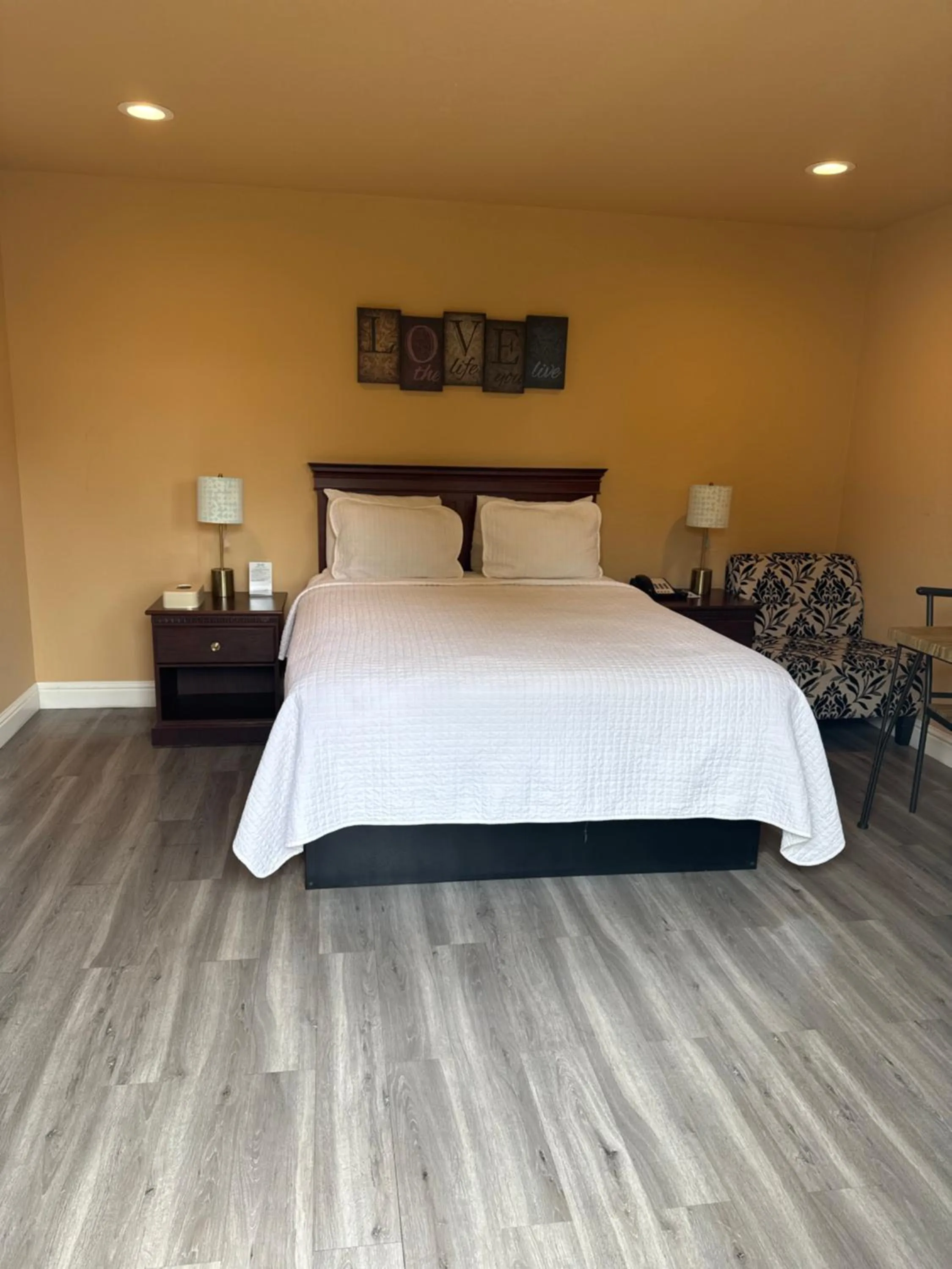 Bedroom, Bed in Carmel Resort Inn