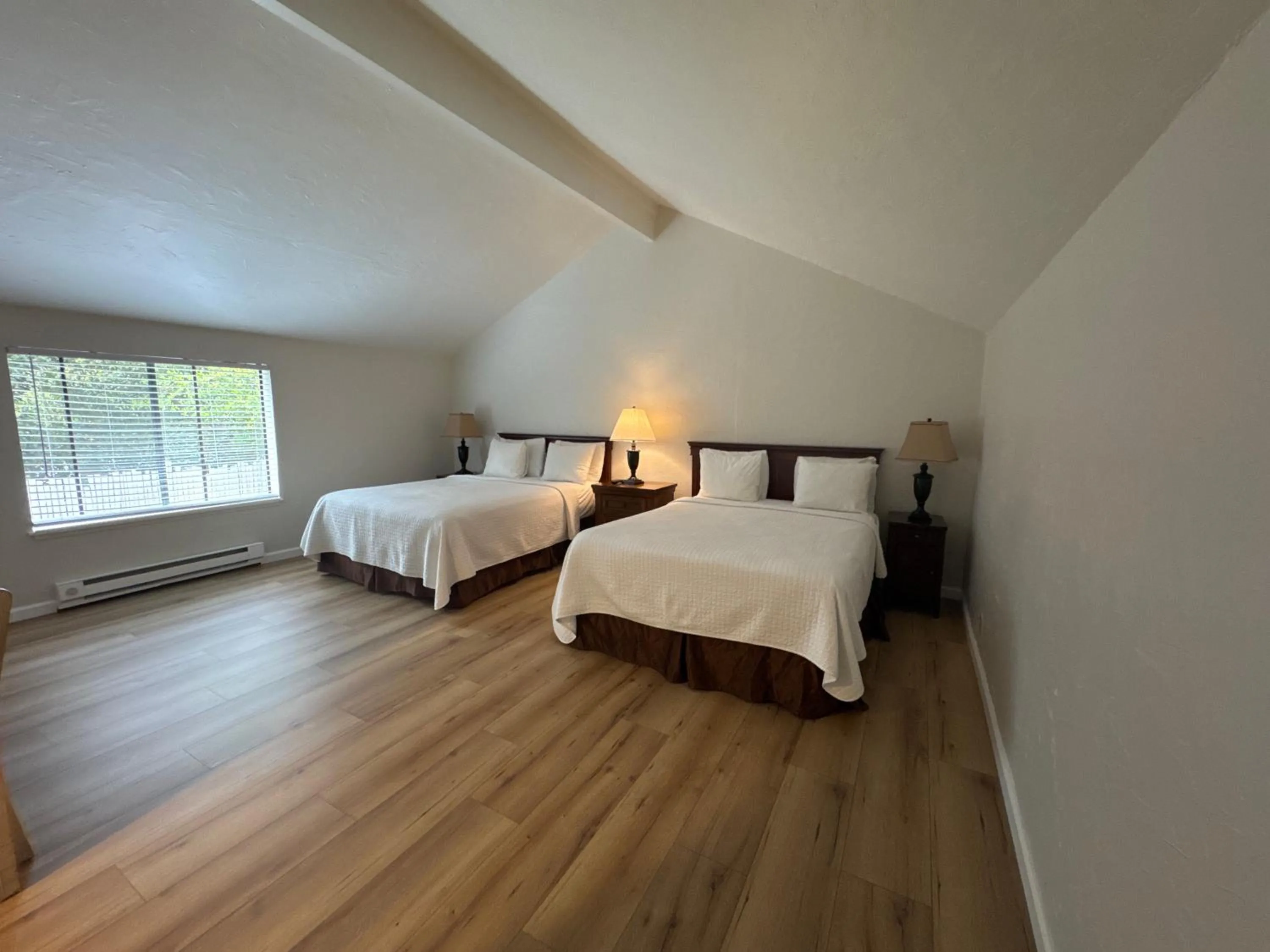 Bedroom, Bed in Carmel Resort Inn